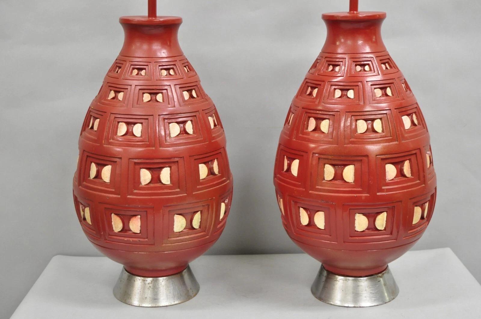 Mid Century Modern Space Age Rote Keramik Bienenstock große Tischlampen - ein Paar (Moderne der Mitte des Jahrhunderts) im Angebot