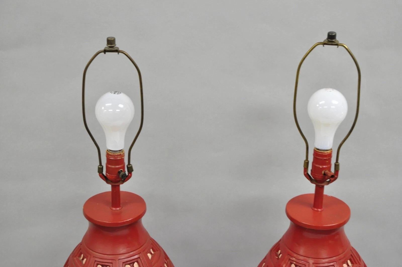 Mid Century Modern Space Age Rote Keramik Bienenstock große Tischlampen - ein Paar im Zustand „Gut“ im Angebot in Philadelphia, PA