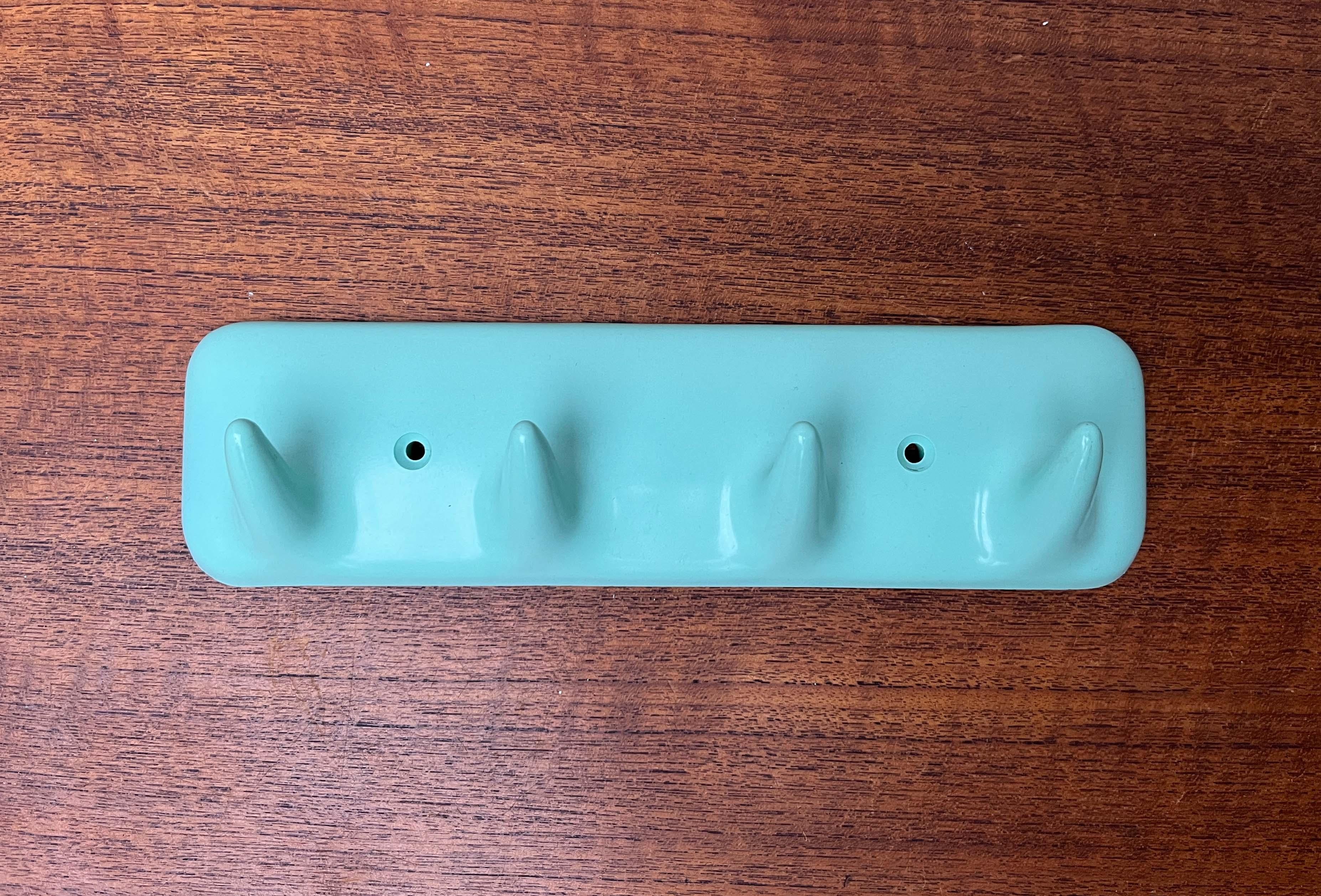 Barre d'armoire ou porte-serviettes à crochets Sesia, modèle de l'ère spatiale du milieu du siècle dernier, de CM Brevettato, Italie, années 1960.

Cette pièce porte une marque d'attribution.