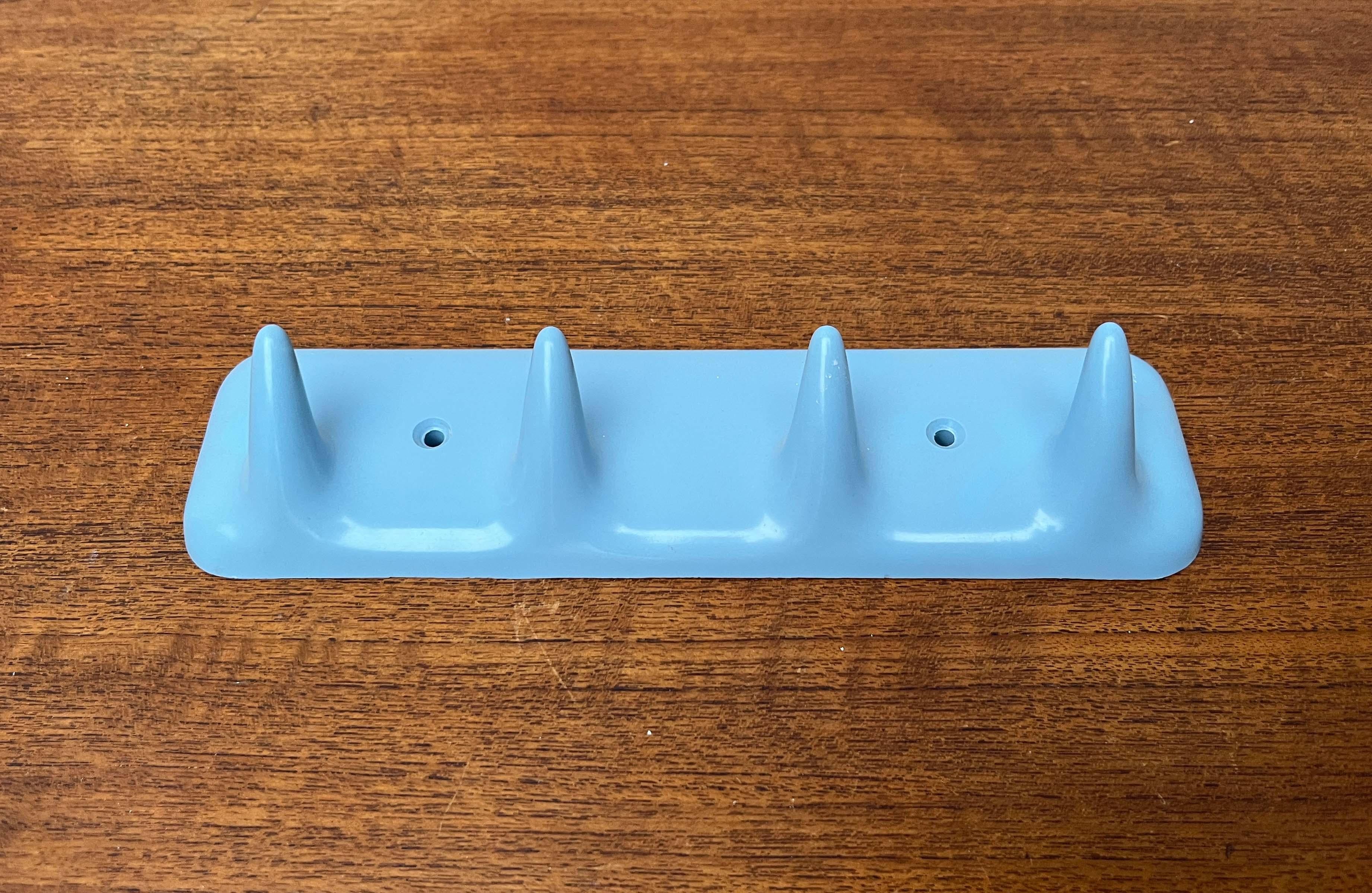 Barre d'armoire ou porte-serviettes à crochets Sesia, modèle de l'ère spatiale du milieu du siècle dernier, de CM Brevettato, Italie, années 1960.

Cette pièce porte une marque d'attribution.