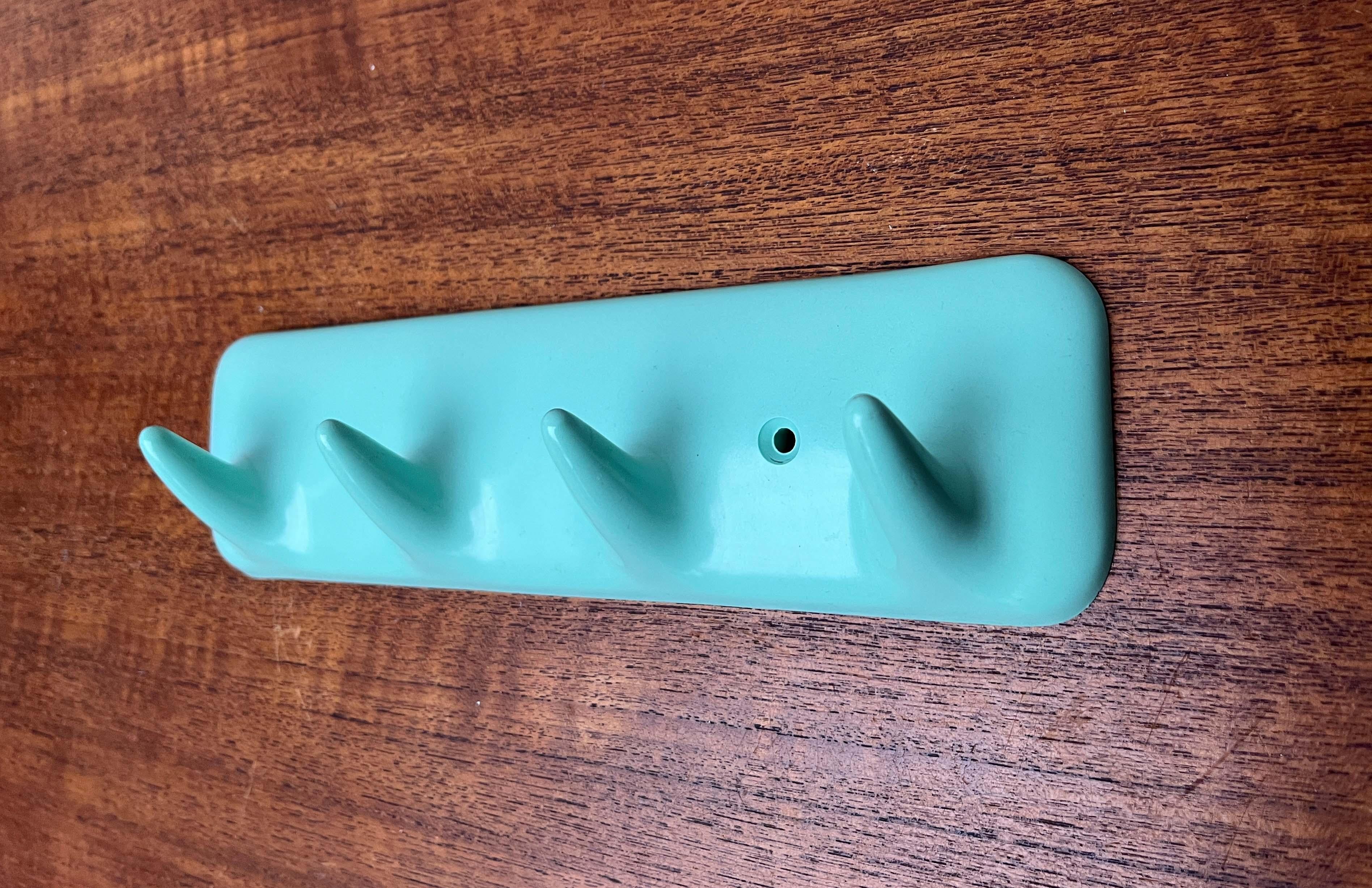 italien Porte-serviettes d'armoire à pharmacie CM Brevettato, Italie, Modern Age Space en vente