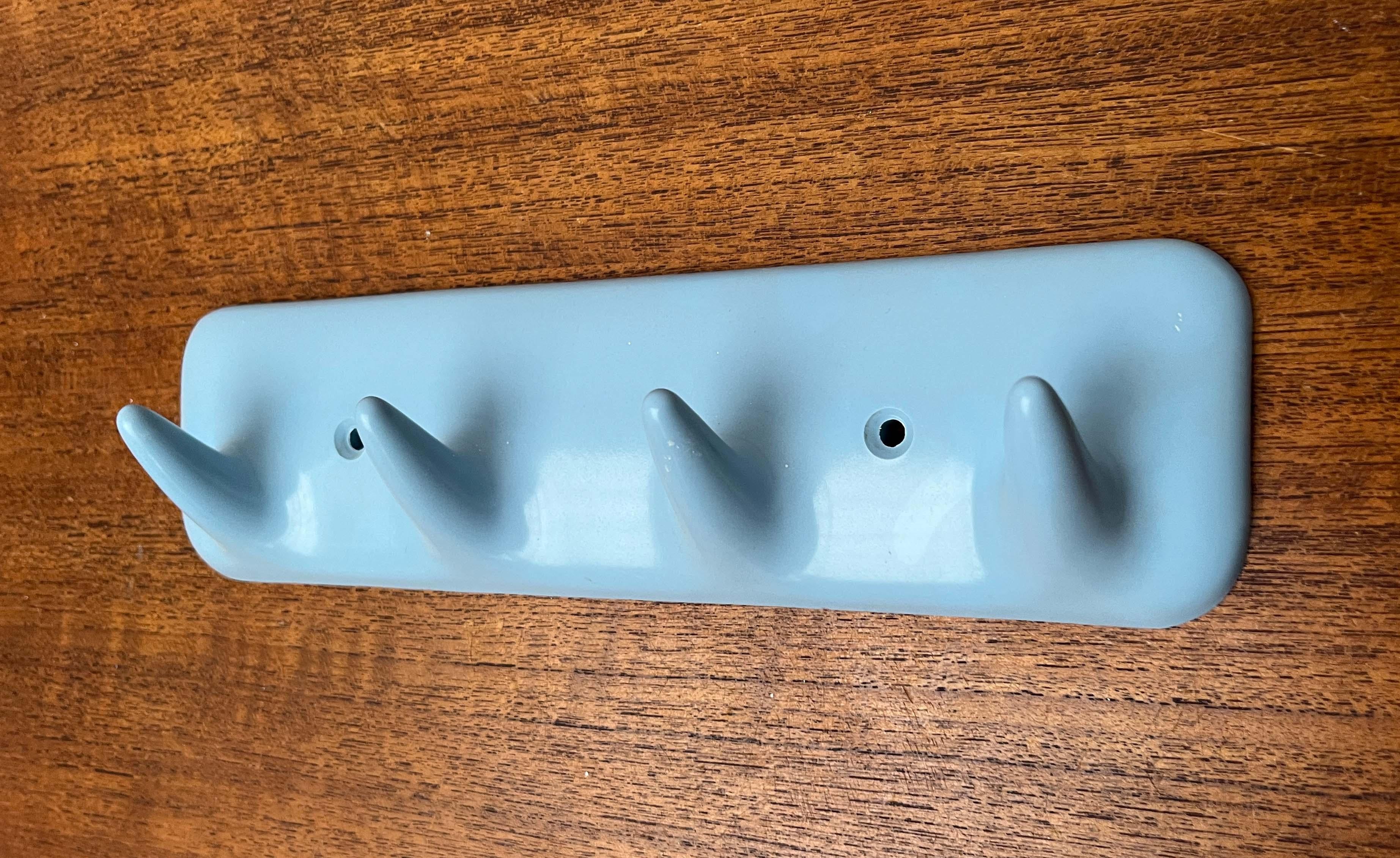 italien Porte-serviettes d'armoire à pharmacie CM Brevettato, Italie, Modern Age Space en vente