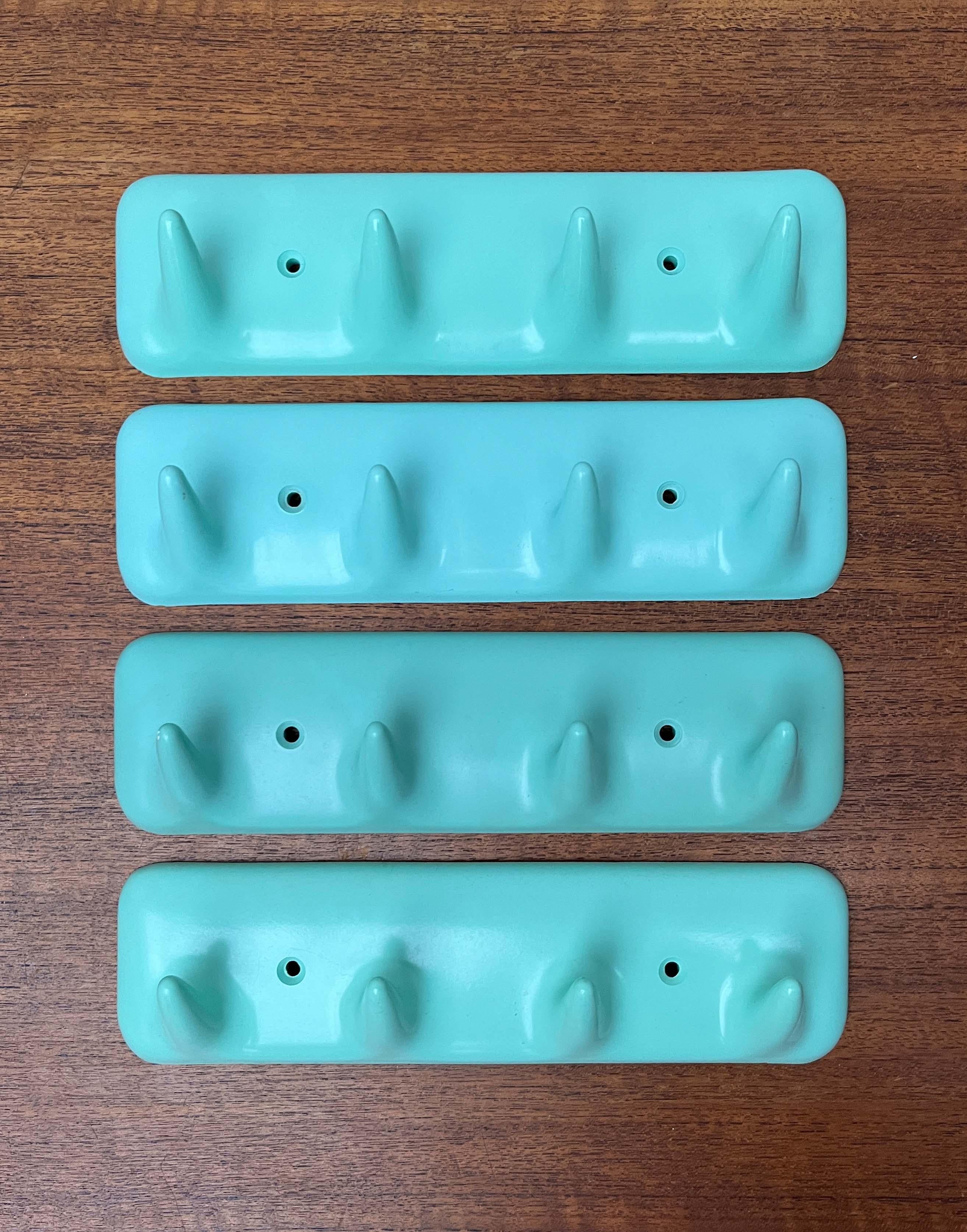 Plastique Porte-serviettes d'armoire à pharmacie CM Brevettato, Italie, Modern Age Space en vente