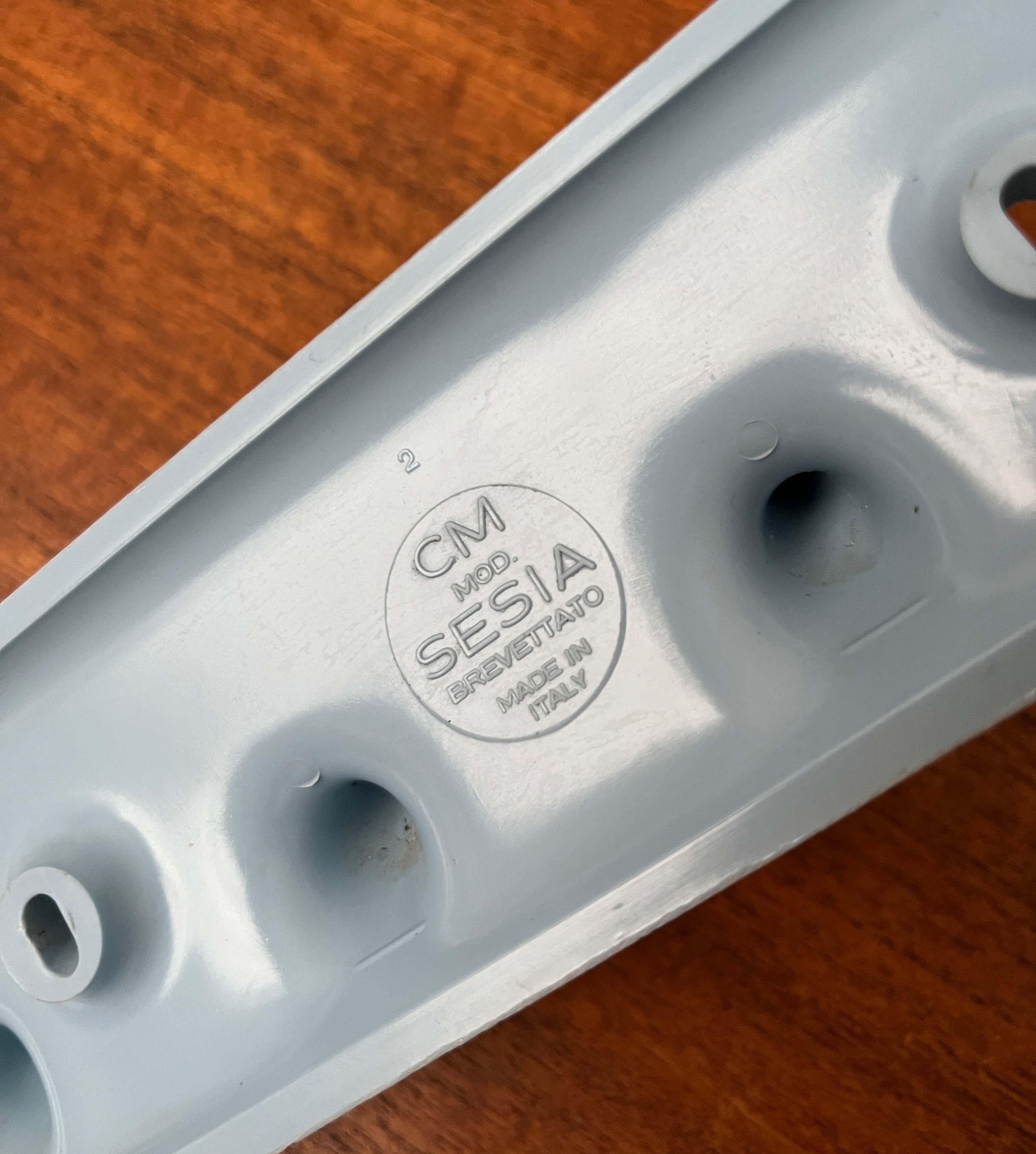 Plastique Porte-serviettes d'armoire à pharmacie CM Brevettato, Italie, Modern Age Space en vente