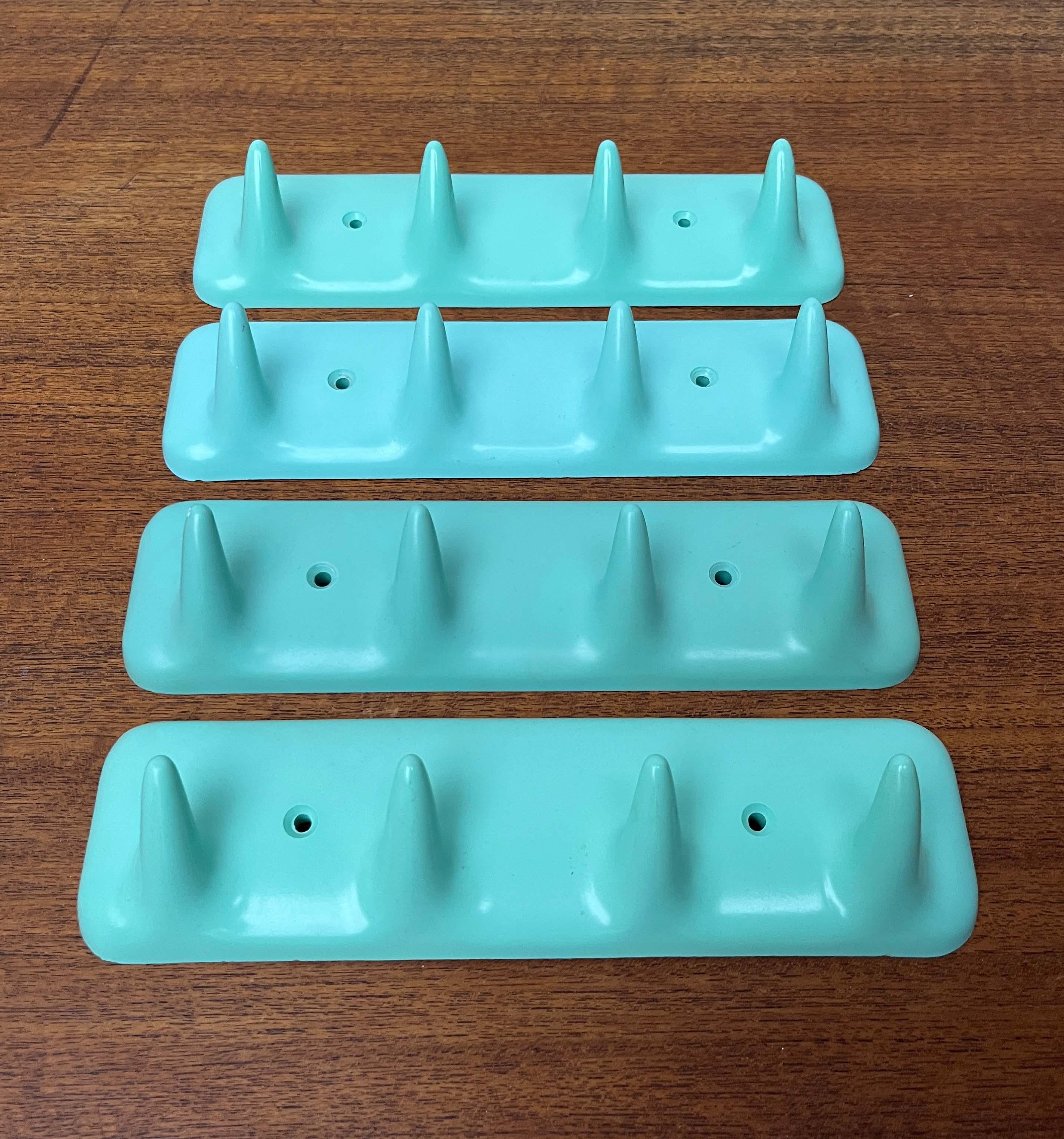 Porte-serviettes d'armoire à pharmacie CM Brevettato, Italie, Modern Age Space en vente 1