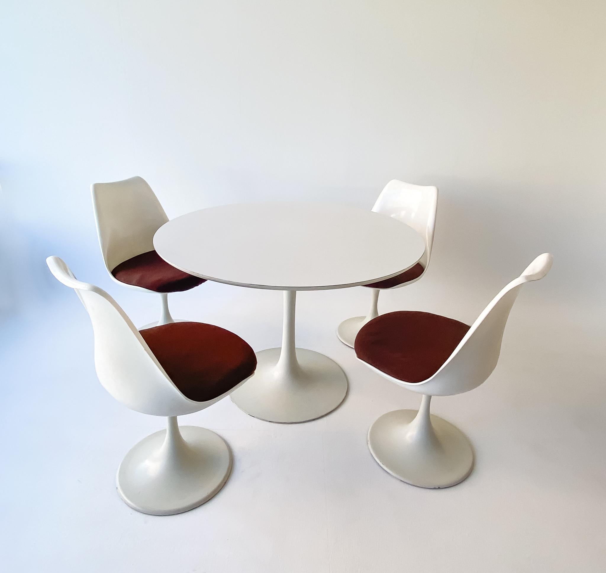 Mid-Century Modern space age set of tulip table and four tulip chairs, 1970s

This is a rare set from the 1970s consisting of a tulip table with a formica top designed by Maurice Burke for Arkana and four tulip dining chairs made in Germany by