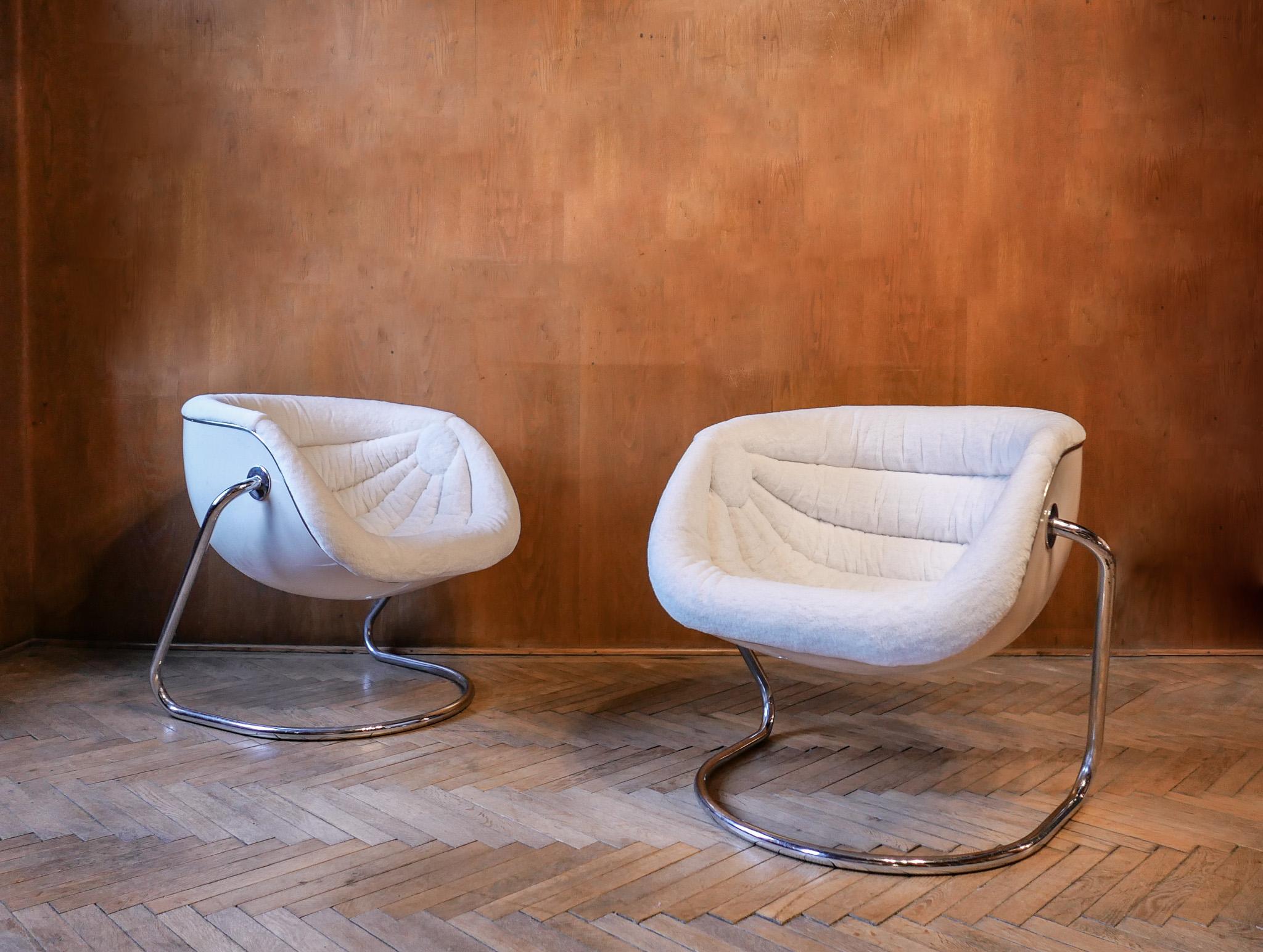 Mid-Century Modern space Age white fiberglass plush XL lounge chairs, Italy 1970s.

Stunning pair of 2 huge Space Age lounge chairs in snow white from Italy. The lounge chairs have a fiberglass seat shell framed by a narrow strip of chrome. The
