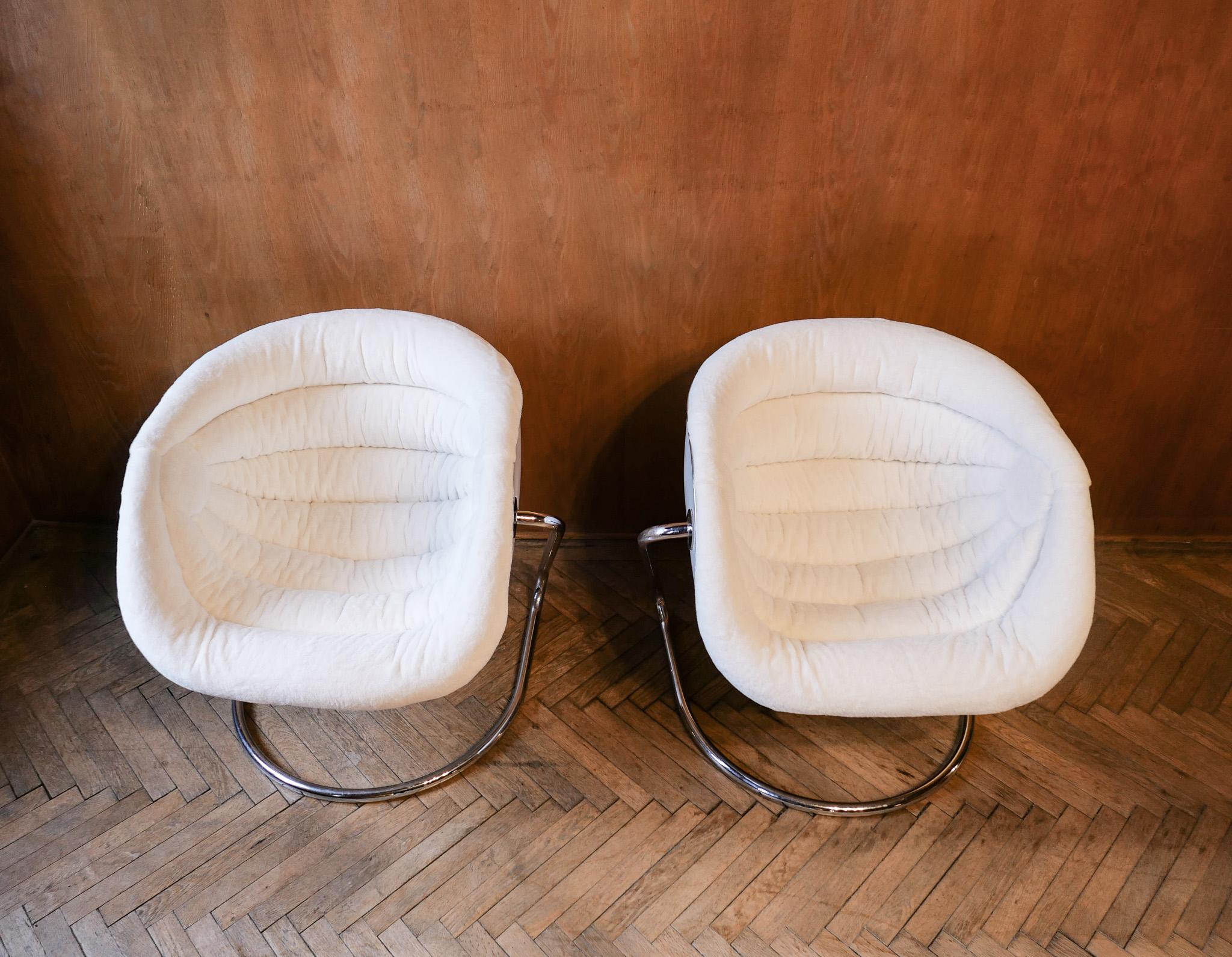 Italian Mid-Century Modern Space Age White Fiberglass Plush Lounge Chairs, Italy, 1970s