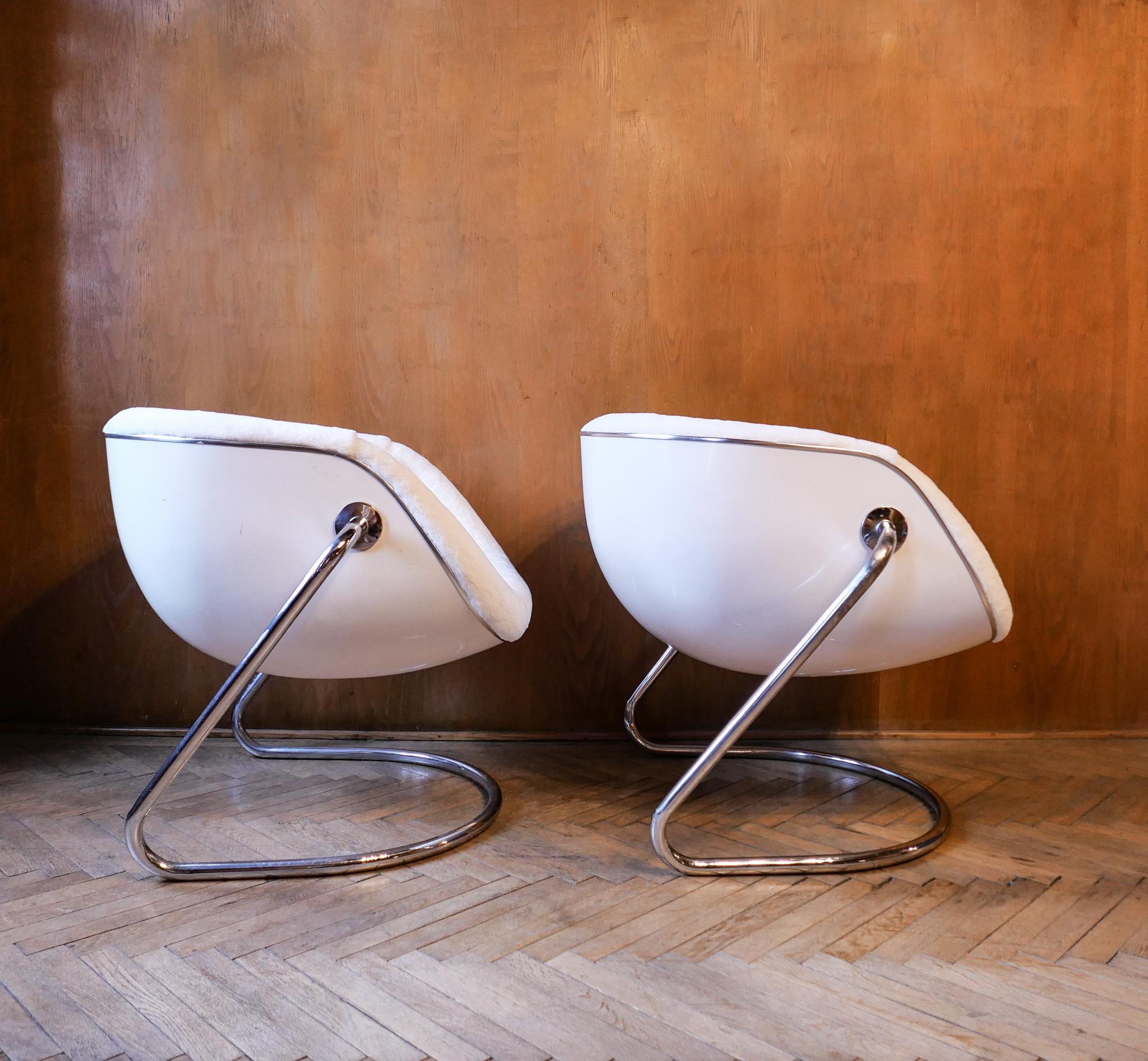 Mid-Century Modern Space Age White Fiberglass Plush Lounge Chairs, Italy, 1970s In Good Condition In Vienna, AT