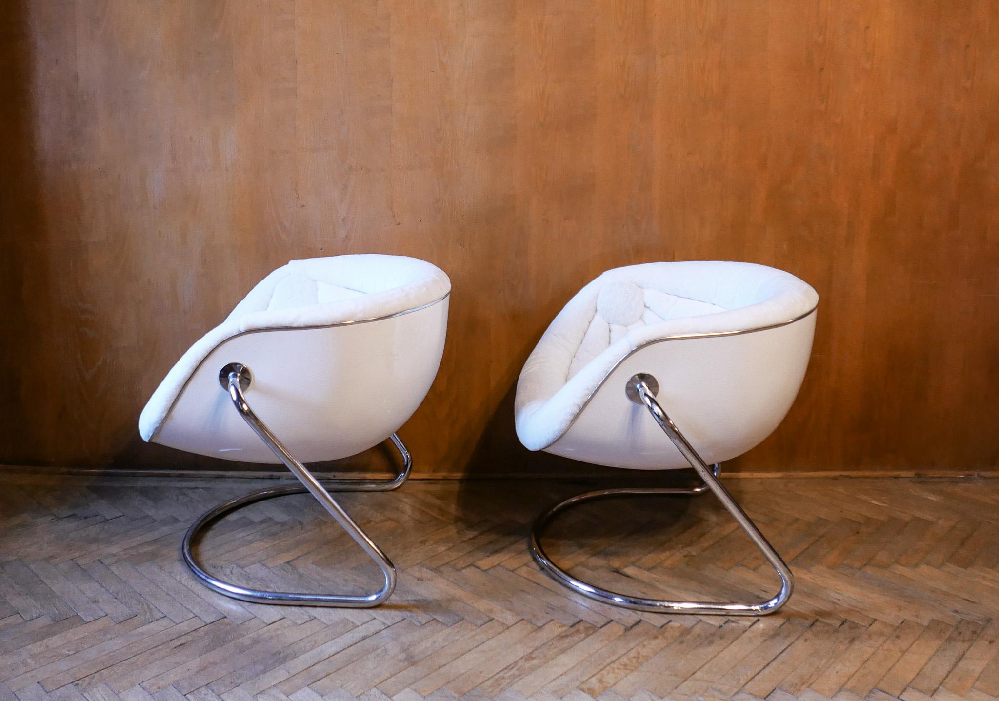 Late 20th Century Mid-Century Modern Space Age White Fiberglass Plush Lounge Chairs, Italy, 1970s