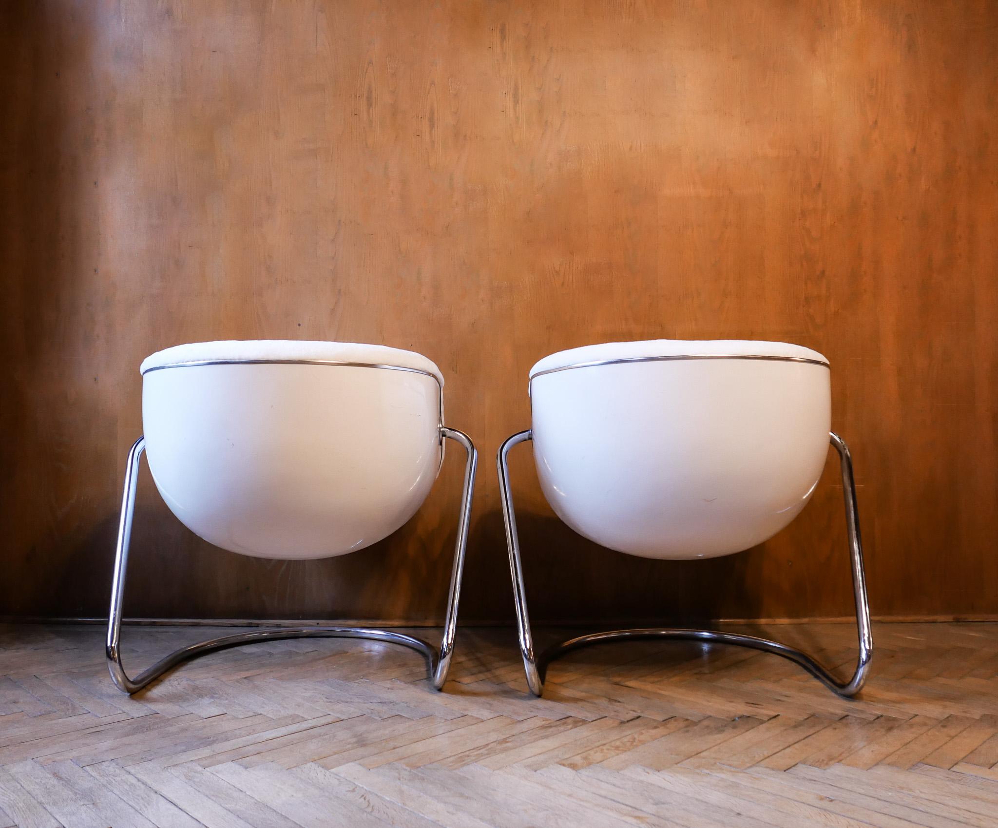 Mid-Century Modern Space Age White Fiberglass Plush Lounge Chairs, Italy, 1970s 1