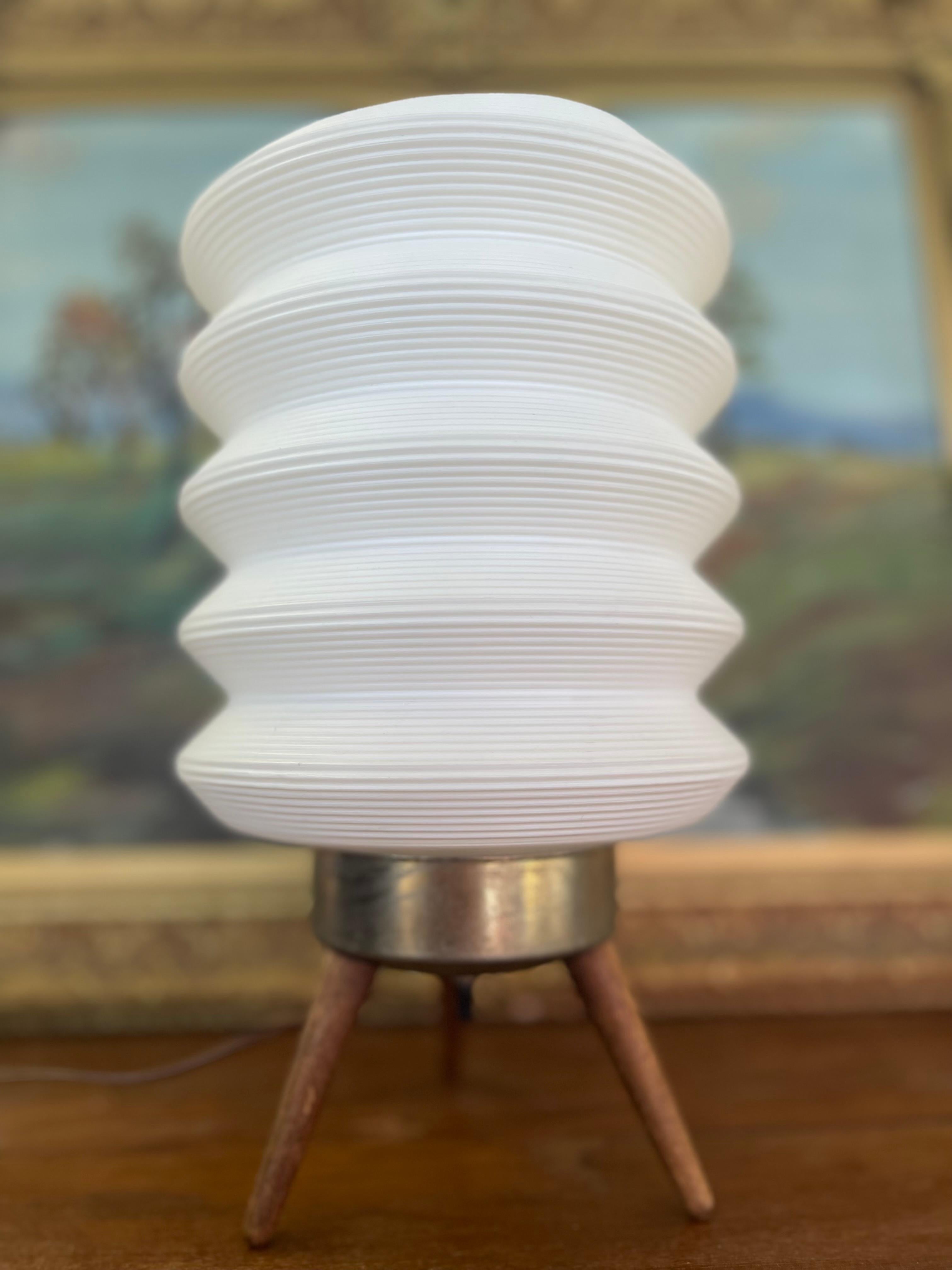 Mid-Century Modern Space-Age White Ribbed Lantern Table Lamp on Wood Tripod Base For Sale 1