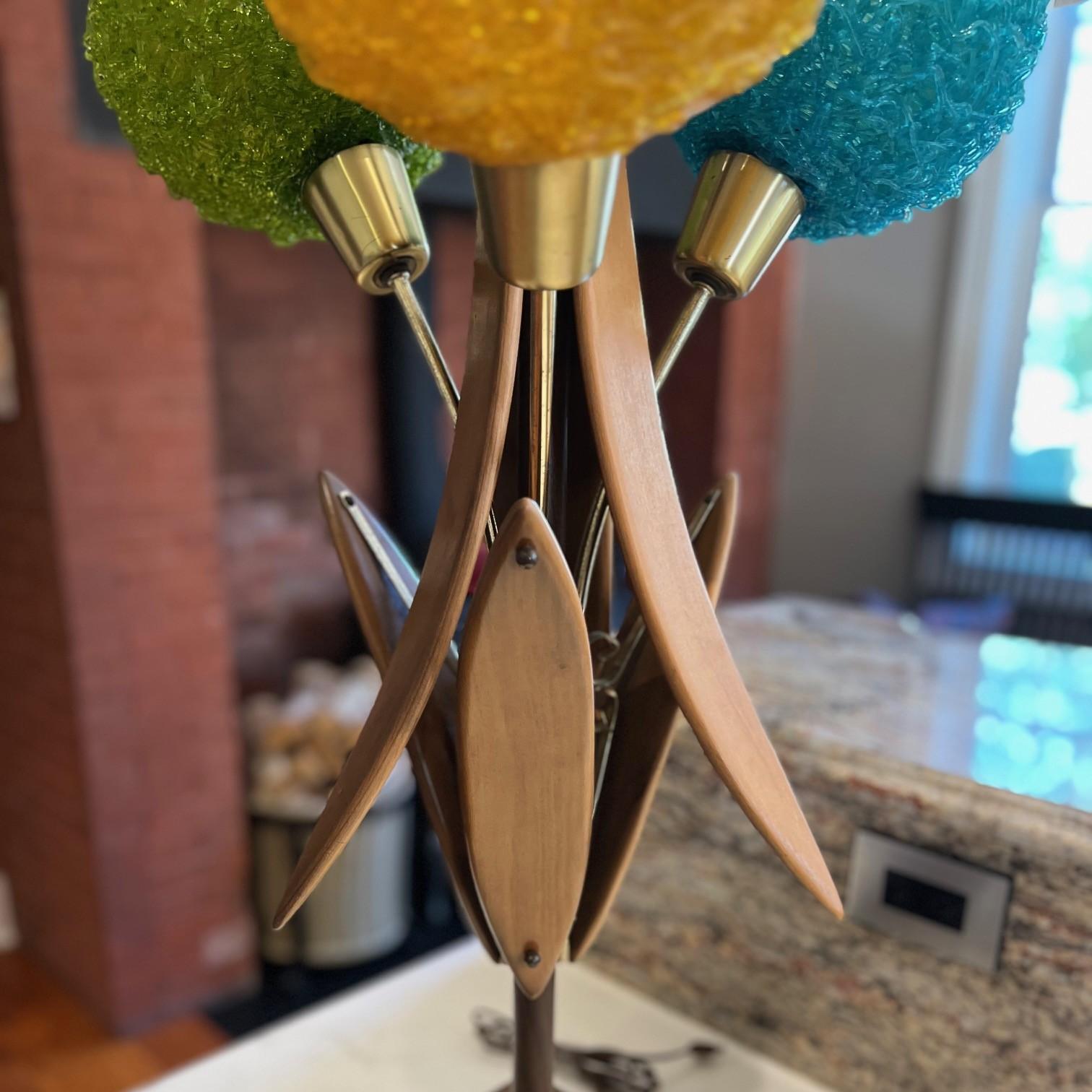 Mid-Century Modern “Spaghetti Lamp” Table Lamp with Spun Acrylic Shades, America In Good Condition For Sale In Morristown, NJ