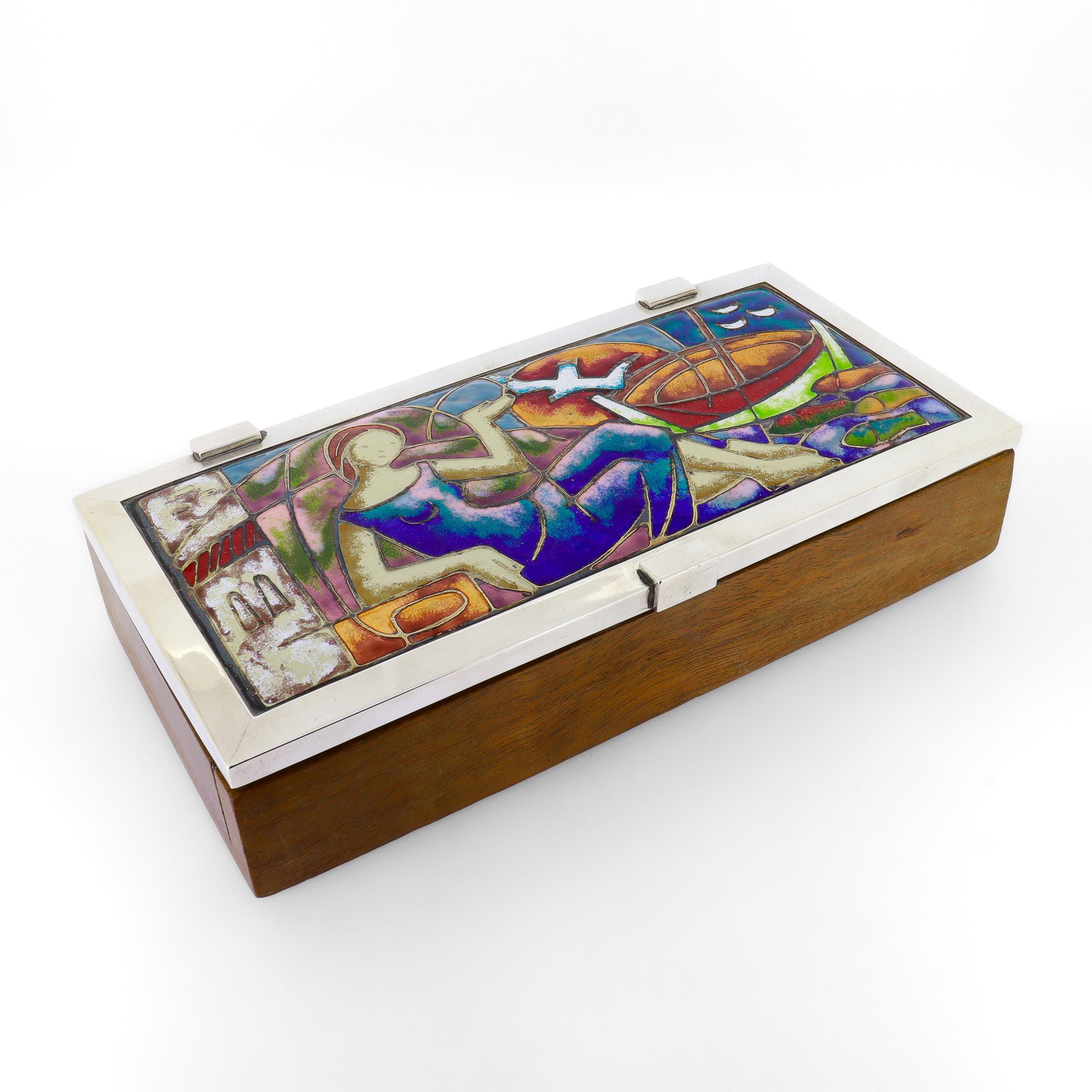 Una fina mesa o guantera española de época.

En plata maciza de ley .915.

Caja de madera con tapa de plata con una representación modernista esmaltada de una mujer yacente con un pájaro, un banco de peces y otra decoración abstracta.

Marcado al