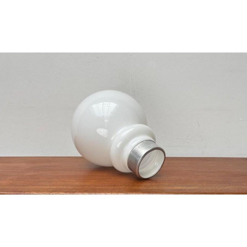 Upper glass for a floor lamp by the italian manufacturer mazzega, based on a design from the late 1960s.
the glass is in very good condition and shows hardly any signs of wear.

manufacturer: mazzega, murano (italy)
dimensions: h: 48 cm, ø: 35 cm,