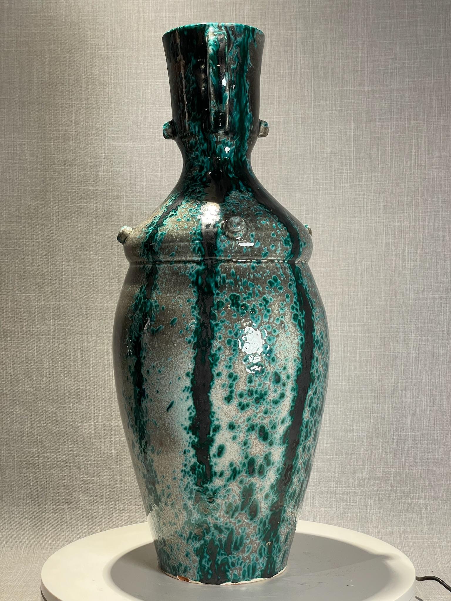 Argilla Urna in terracotta smaltata verde e nera, moderna, di metà secolo in vendita