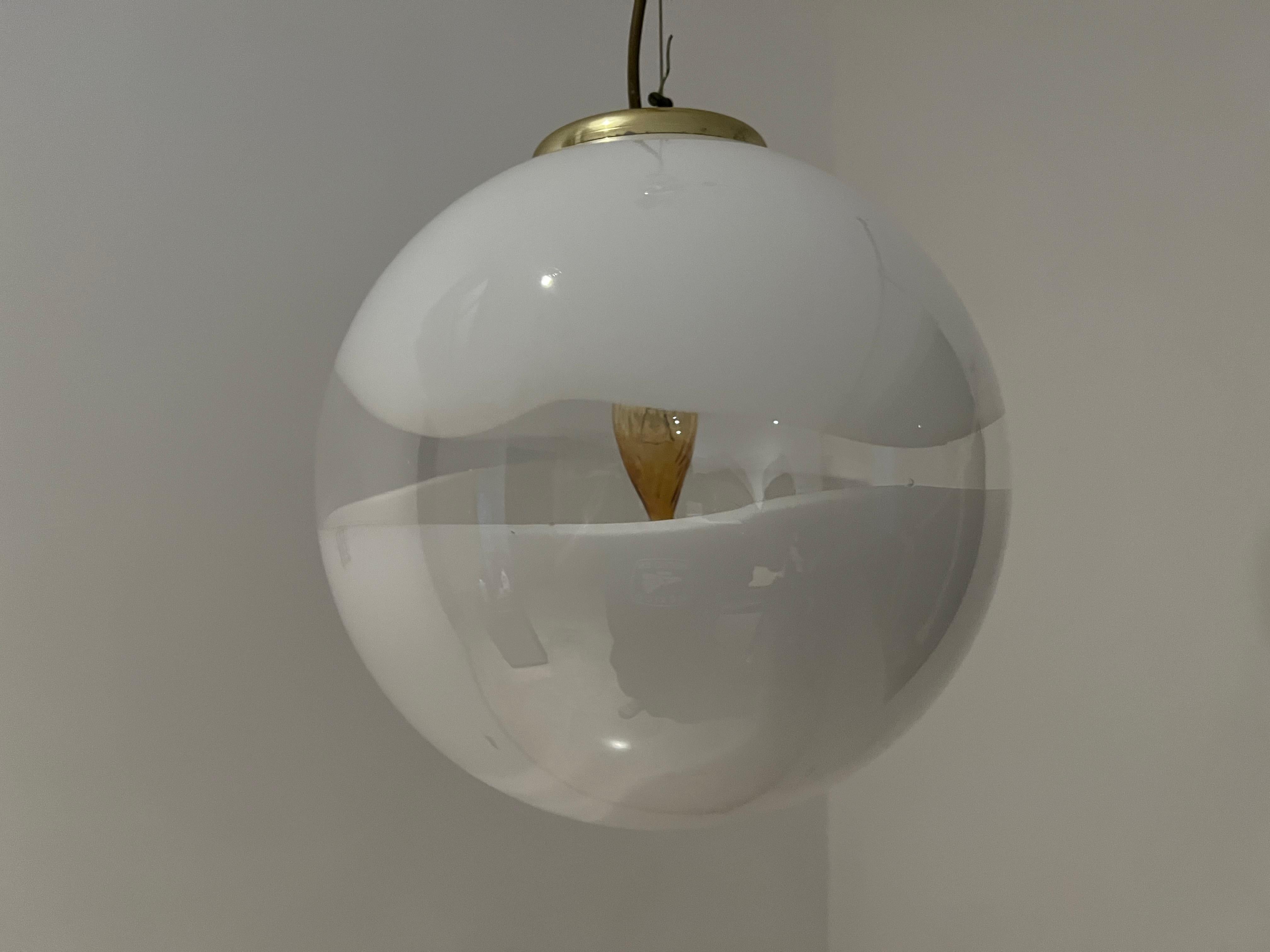 Space Age pendant light manufactured in white and clear hand blown Murano glass, attributed to Leucos and Roberto Pamio (designer), circa 1970.
Measures: Diameter is 29 cm.
Height is 110 cm but can be easily adjusted to measure.
There are two