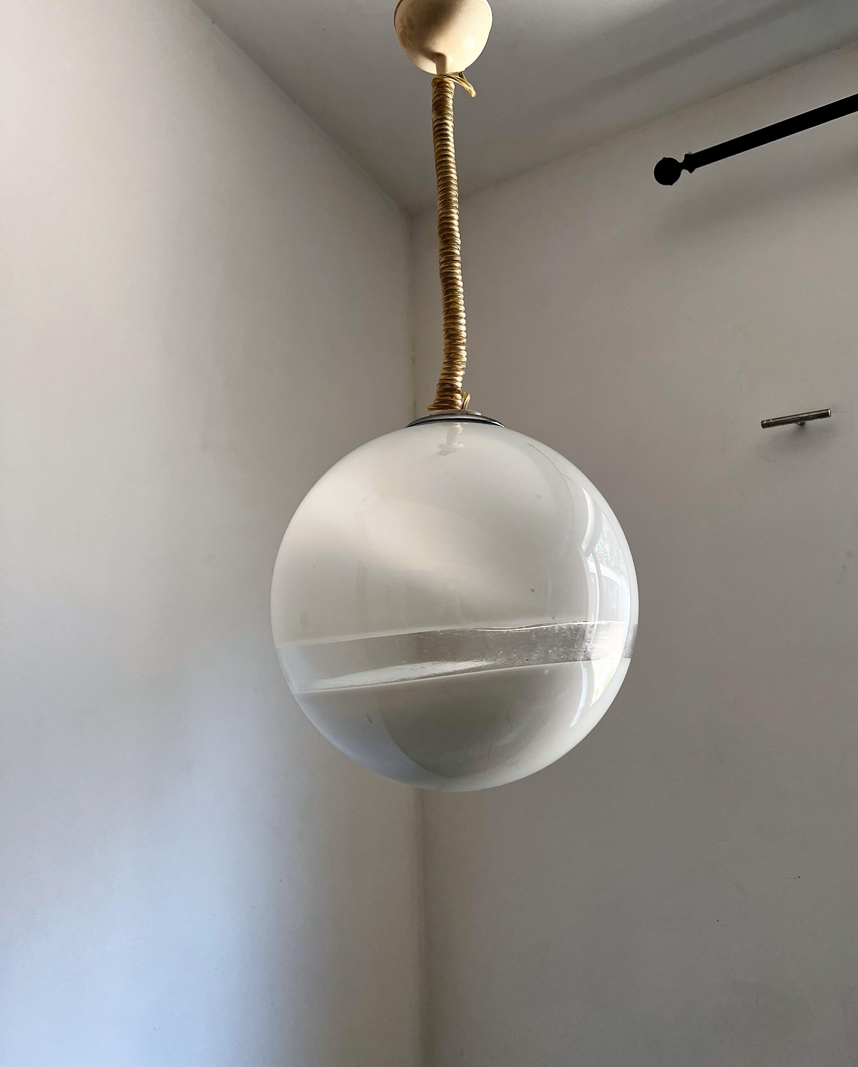 20ième siècle Lustre sphérique moderne du milieu du siècle dernier en verre de Murano  Leucos, Italie, années 1970 en vente