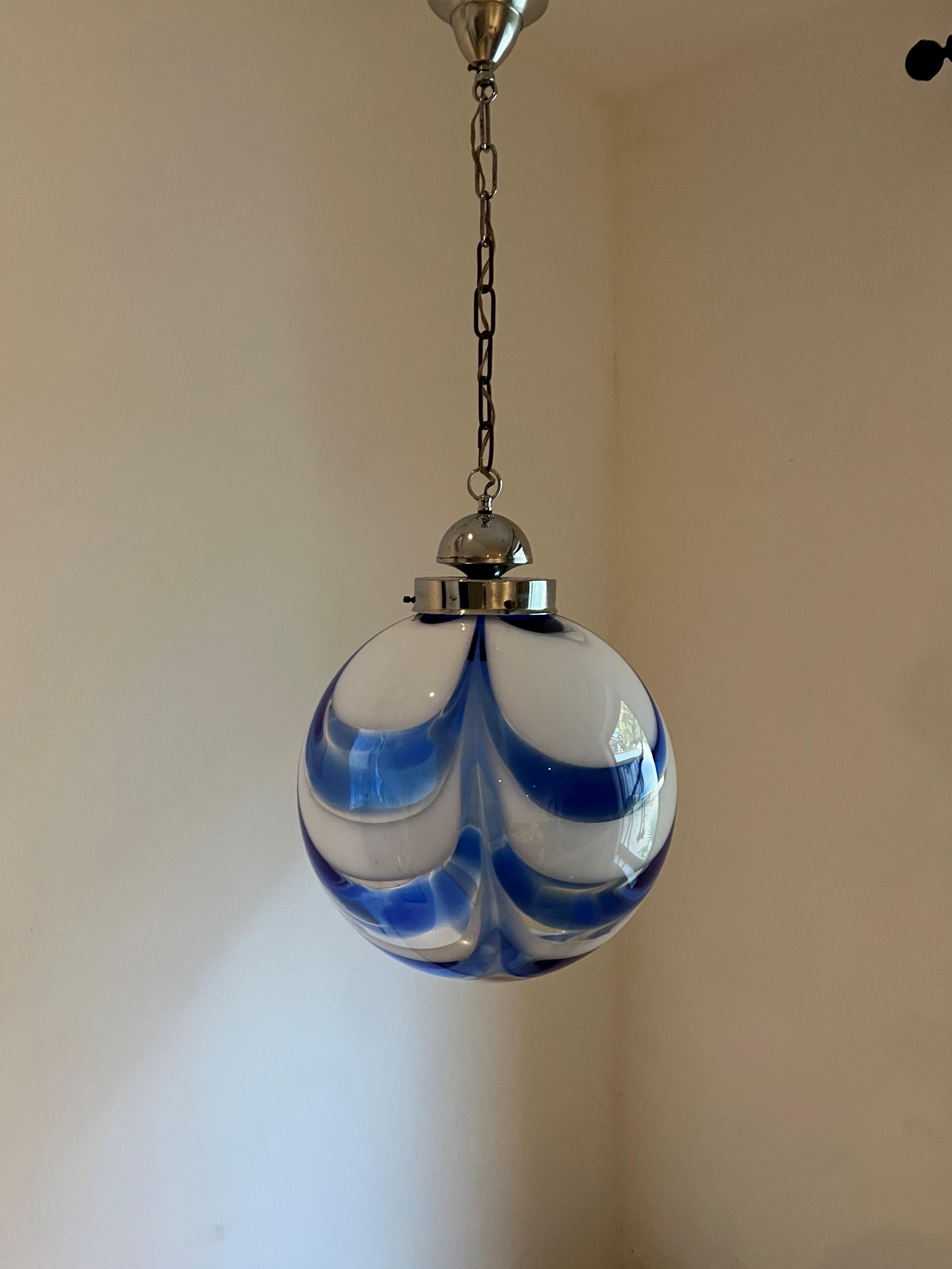 Space Age pendant light manufactured in white and blue swirled hand blown Murano glass, attributed to Mazzega, circa 1970.
Measures: Diameter is cm.
Height is 110 cm but can be easily adjusted to Measure.