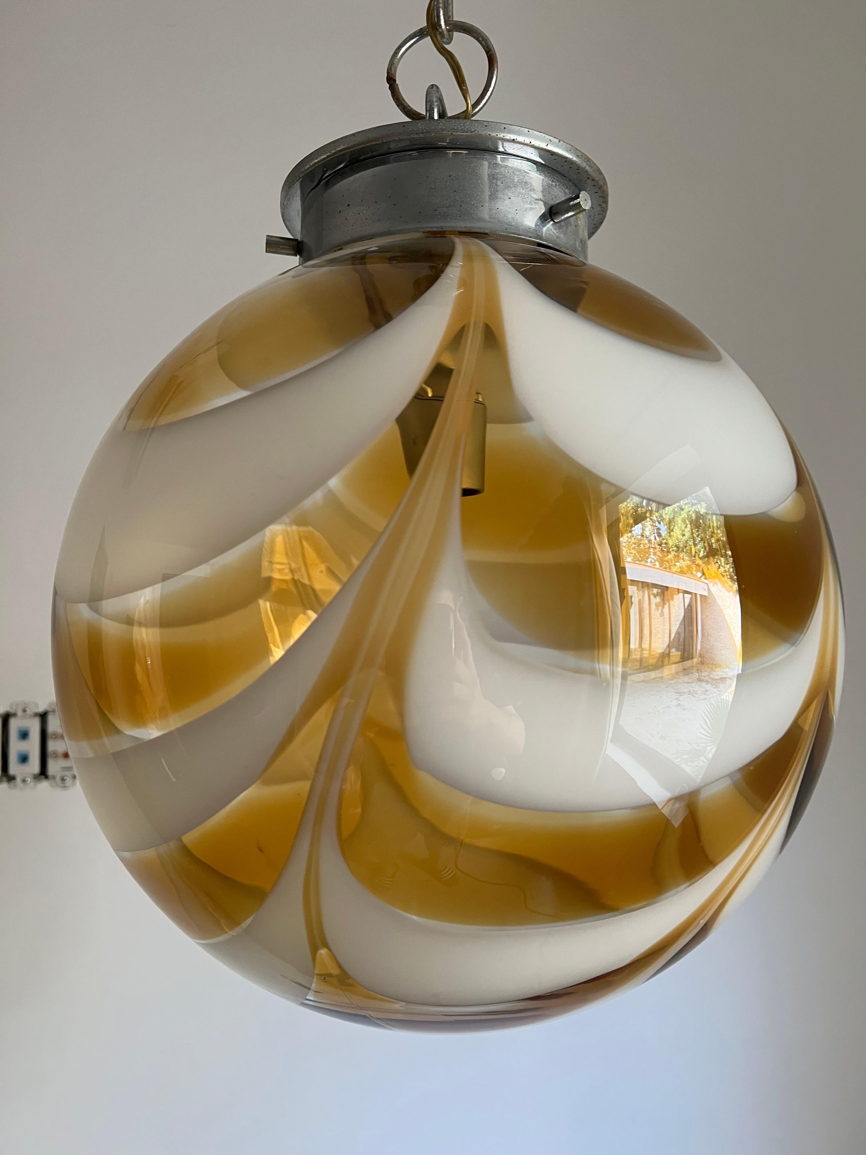 Lustre sphérique moderne mi-siècle en verre de Murano à tourbillons par Mazzega, vers 1970 en vente 1