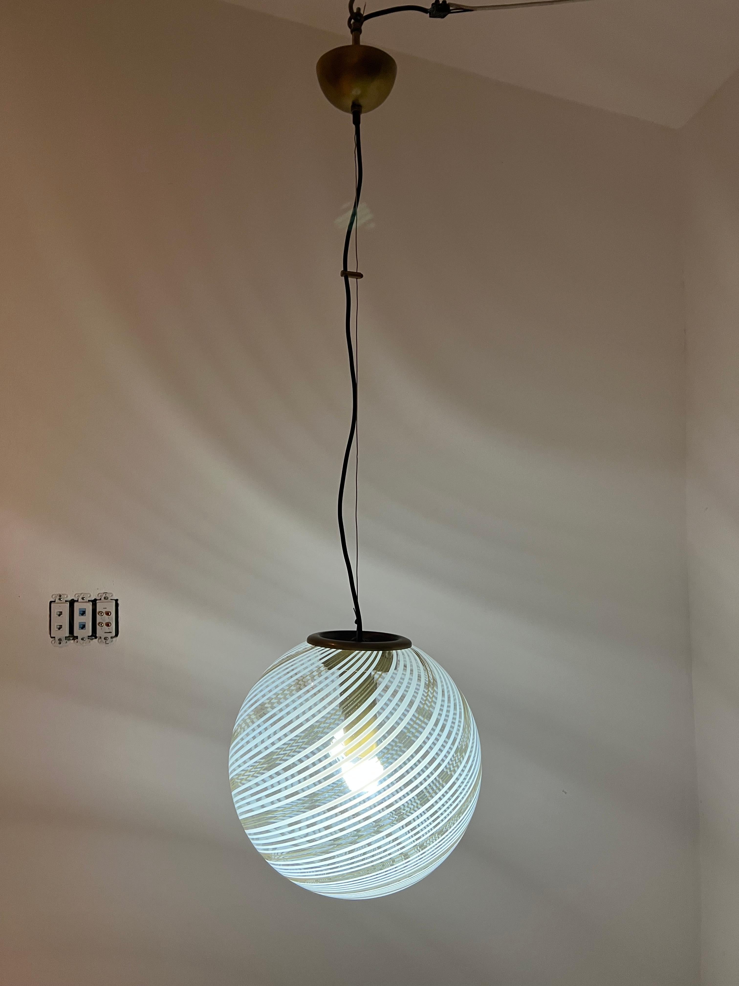Lampadario a sfera moderno di metà secolo in vetro di Murano di Venini, circa 1970 in vendita 3