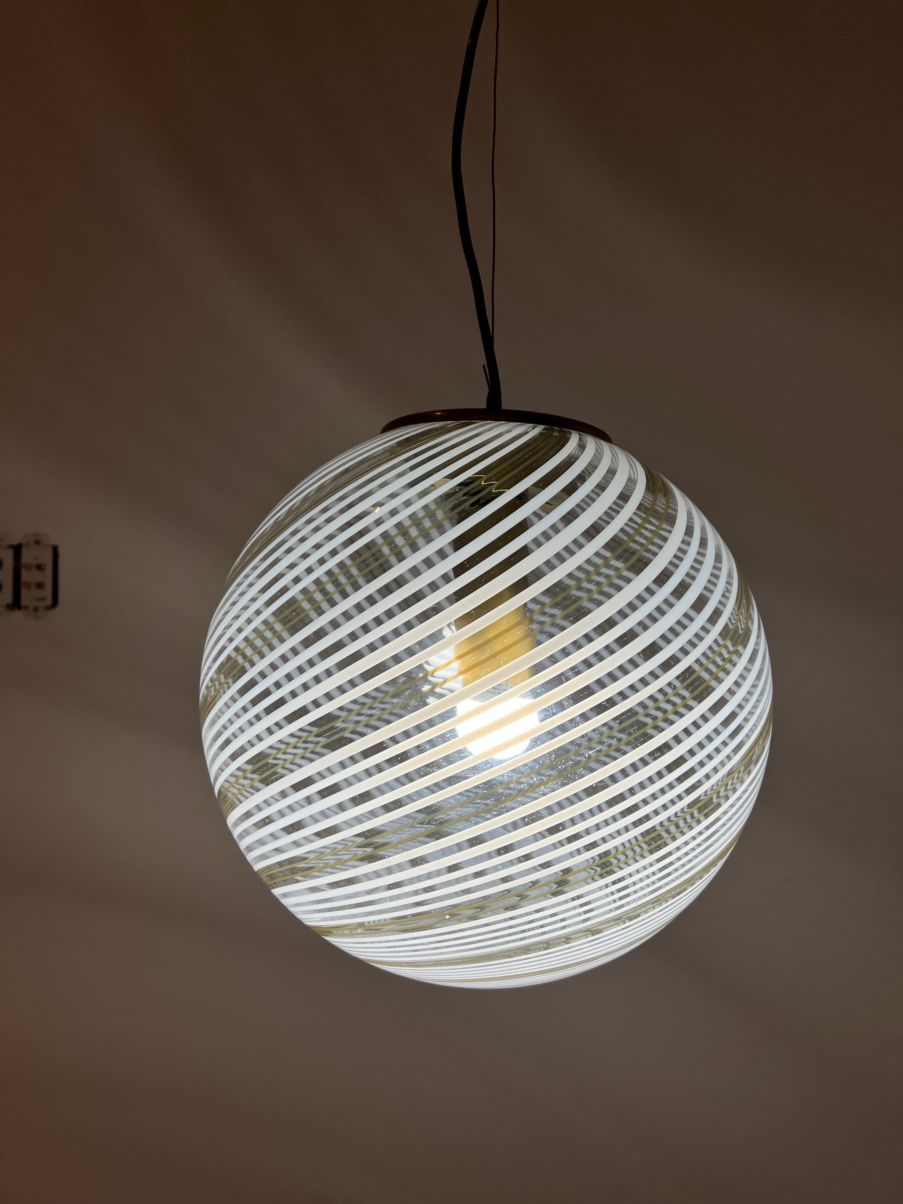 Lampadario a sfera moderno di metà secolo in vetro di Murano di Venini, circa 1970 in vendita 4