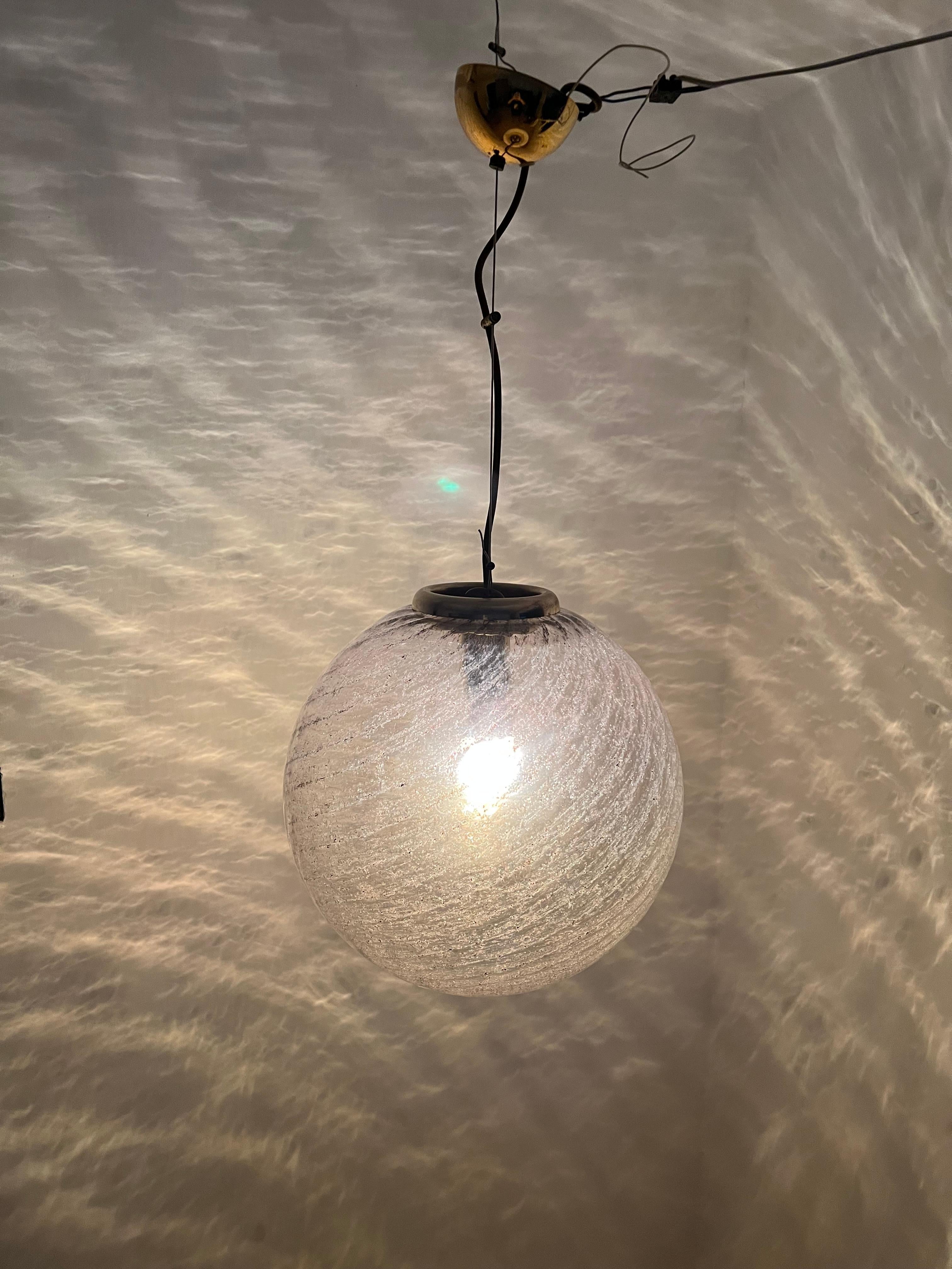 Lustre sphérique moderne en verre de Murano tourbillonnant, de style mi-siècle moderne, par Venini, vers 1970 en vente 4