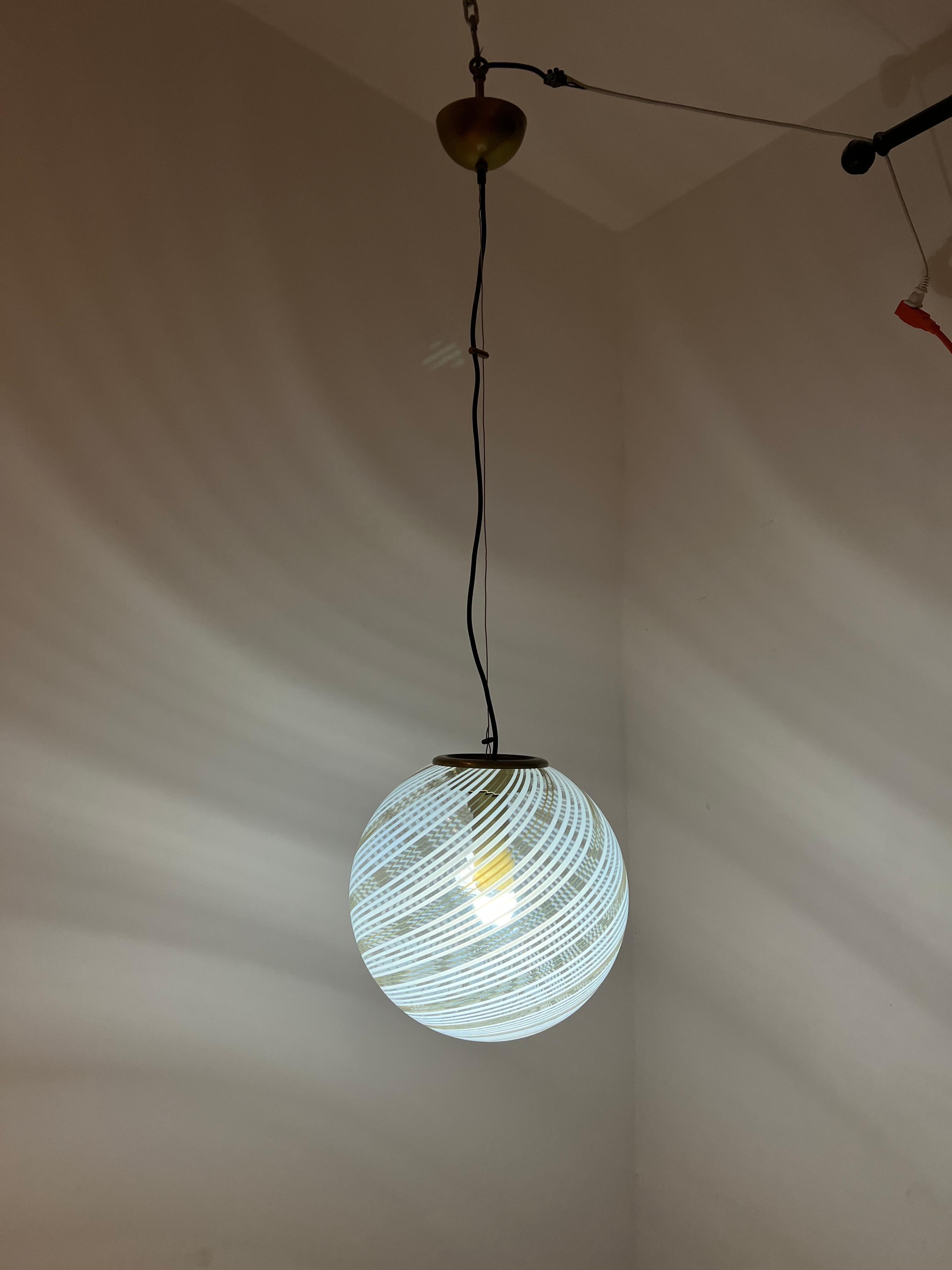 Lampadario a sfera moderno di metà secolo in vetro di Murano di Venini, circa 1970 in vendita 5