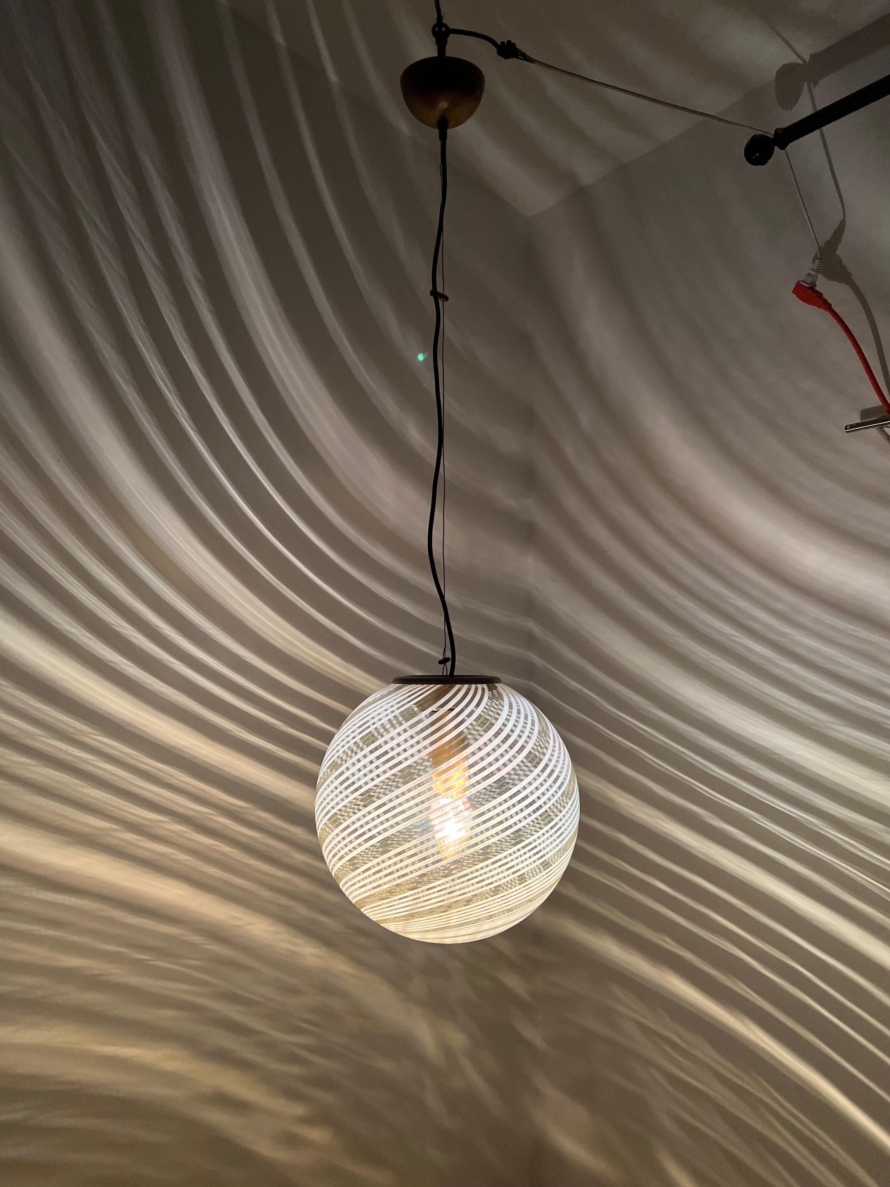 Lampadario a sfera moderno di metà secolo in vetro di Murano di Venini, circa 1970 in vendita 6