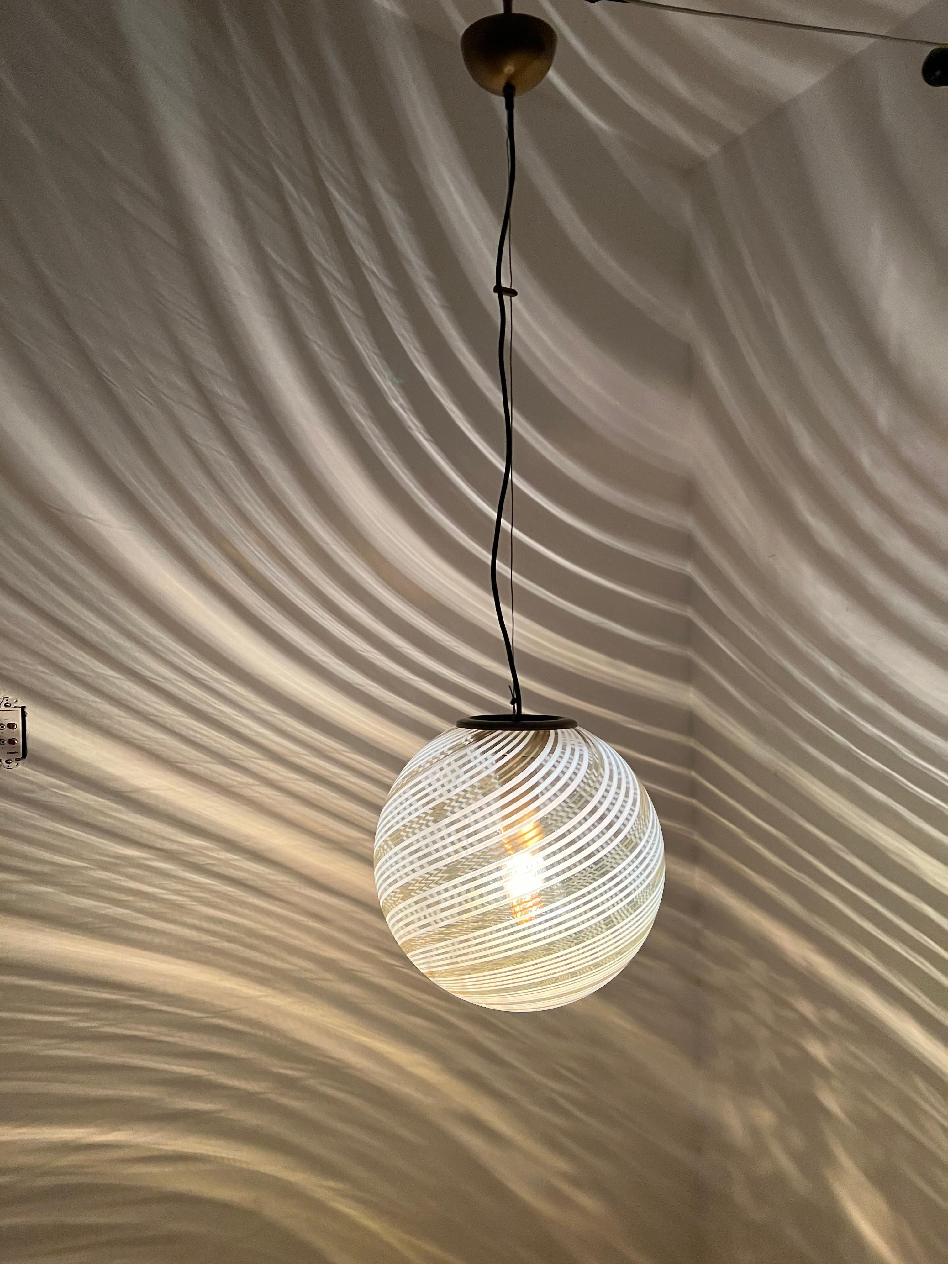 Lampadario a sfera moderno di metà secolo in vetro di Murano di Venini, circa 1970 in vendita 7