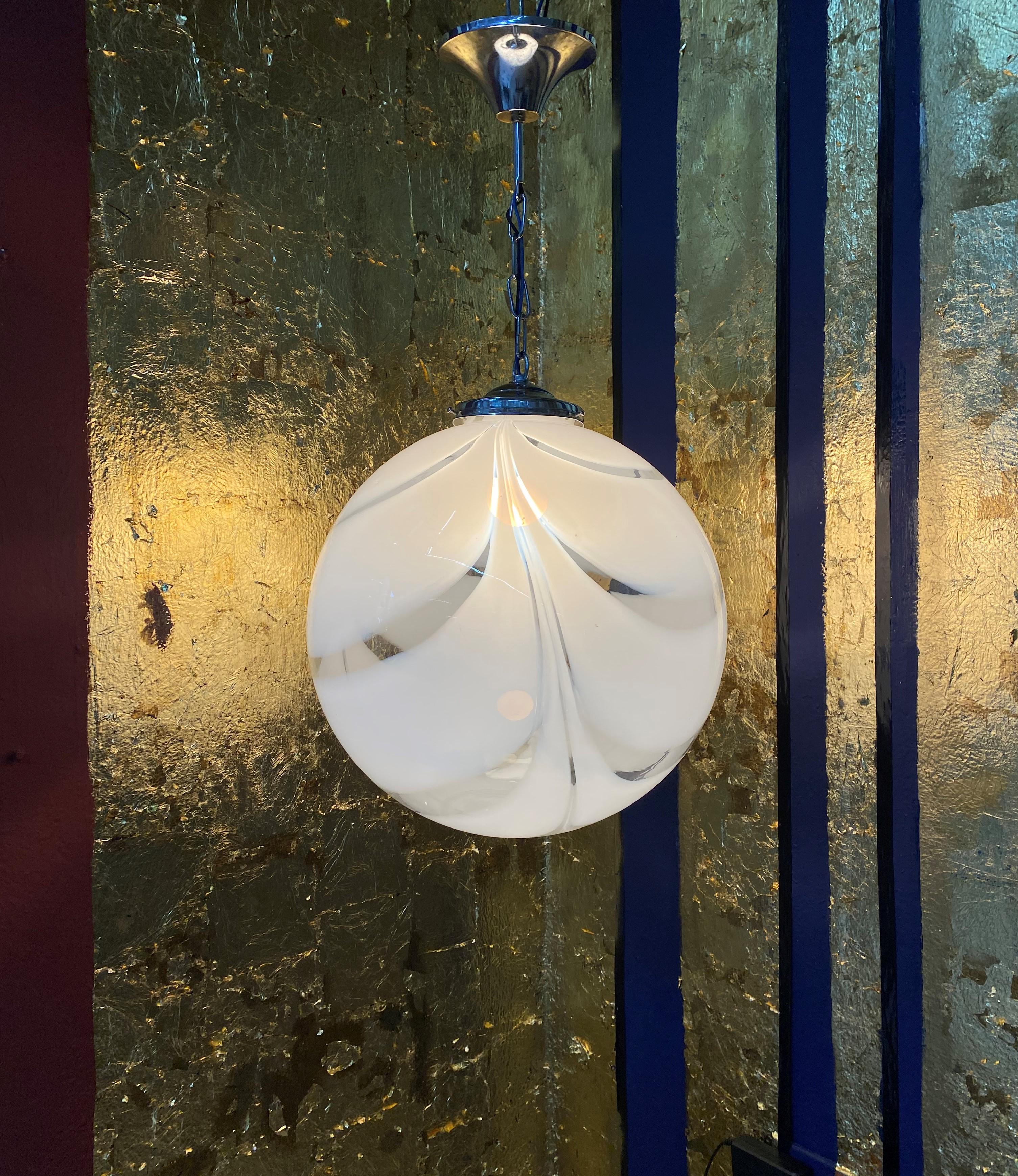 Large Space Age pendant light manufactured in white and clear swirled hand blown Murano glass, attributed to Venini, circa 1970.
Measures: Diameter is 40cm.
Height is 80cm or 32