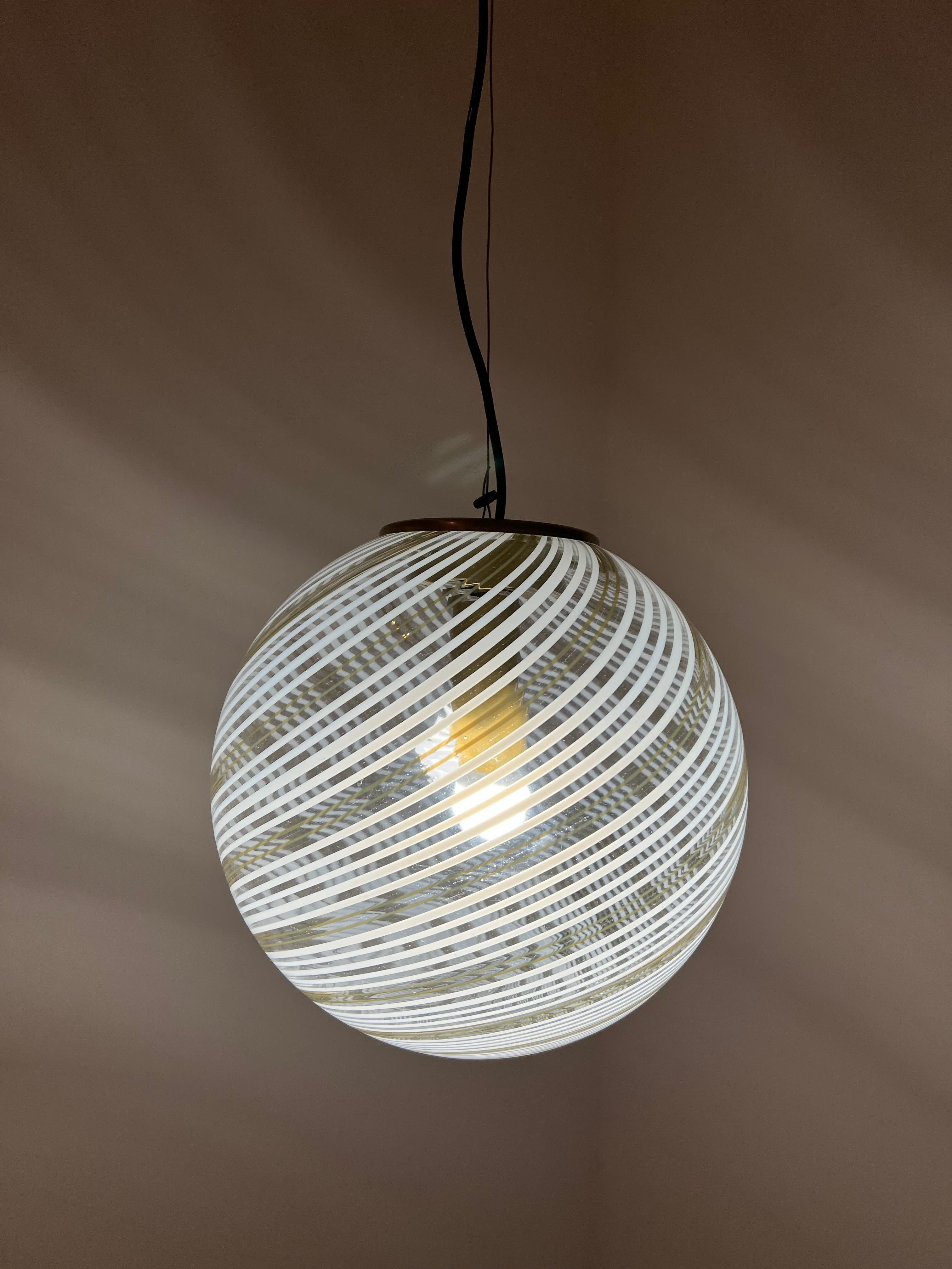 Lampada a sospensione Space Age in vetro di Murano soffiato a bocca bianco e arancione, attribuita a Venini, circa 1970.
Misure: Il diametro è di 29 cm.
L'altezza è di 110 cm ma può essere facilmente regolata su misura.
   