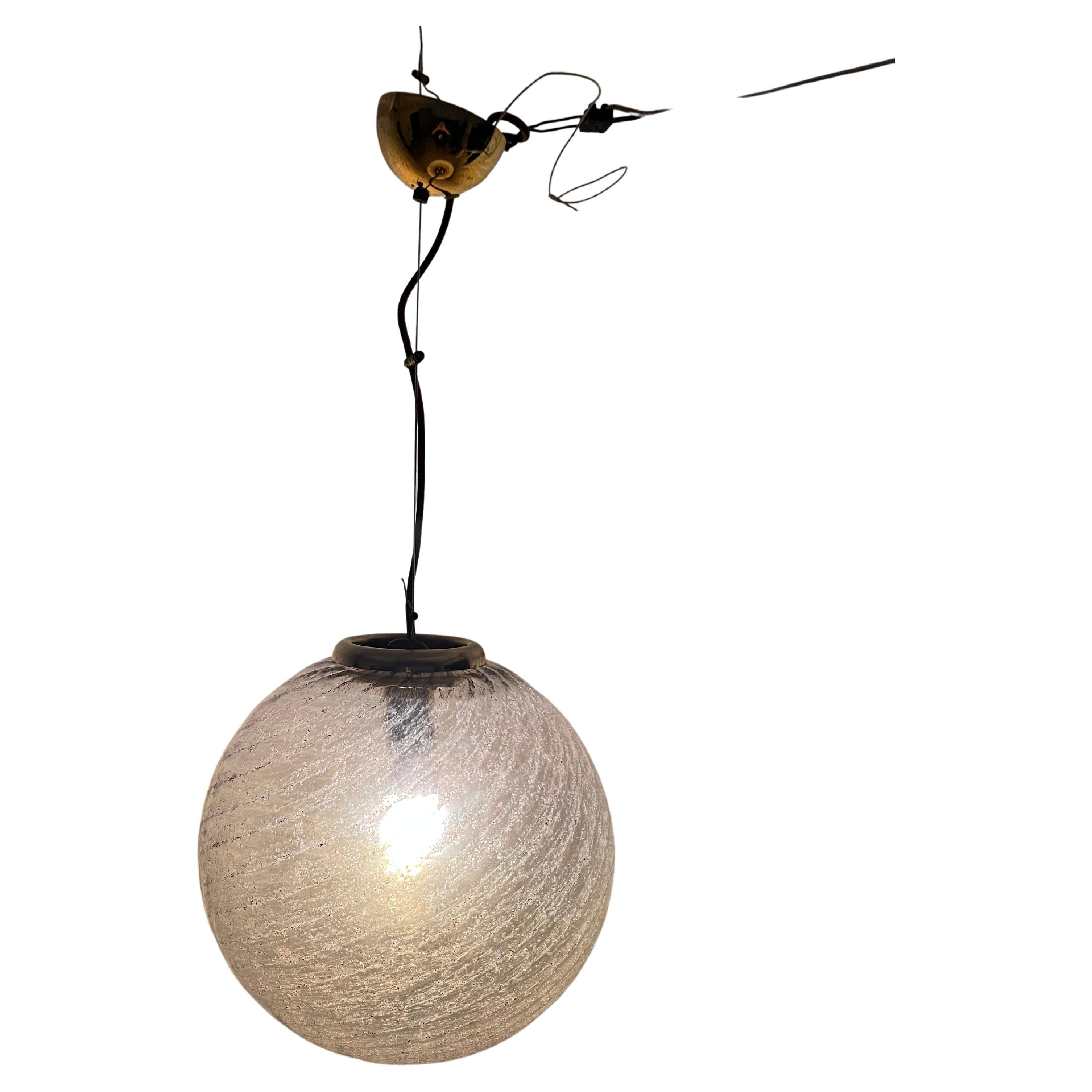 Suspension de l'ère spatiale fabriquée en verre de Murano soufflé à la main, blanc et orange, attribuée à Venini, vers 1970.
Mesures : Diamètre : 29 cm.
La hauteur est de 110 cm mais peut être facilement ajustée sur mesure.
   
