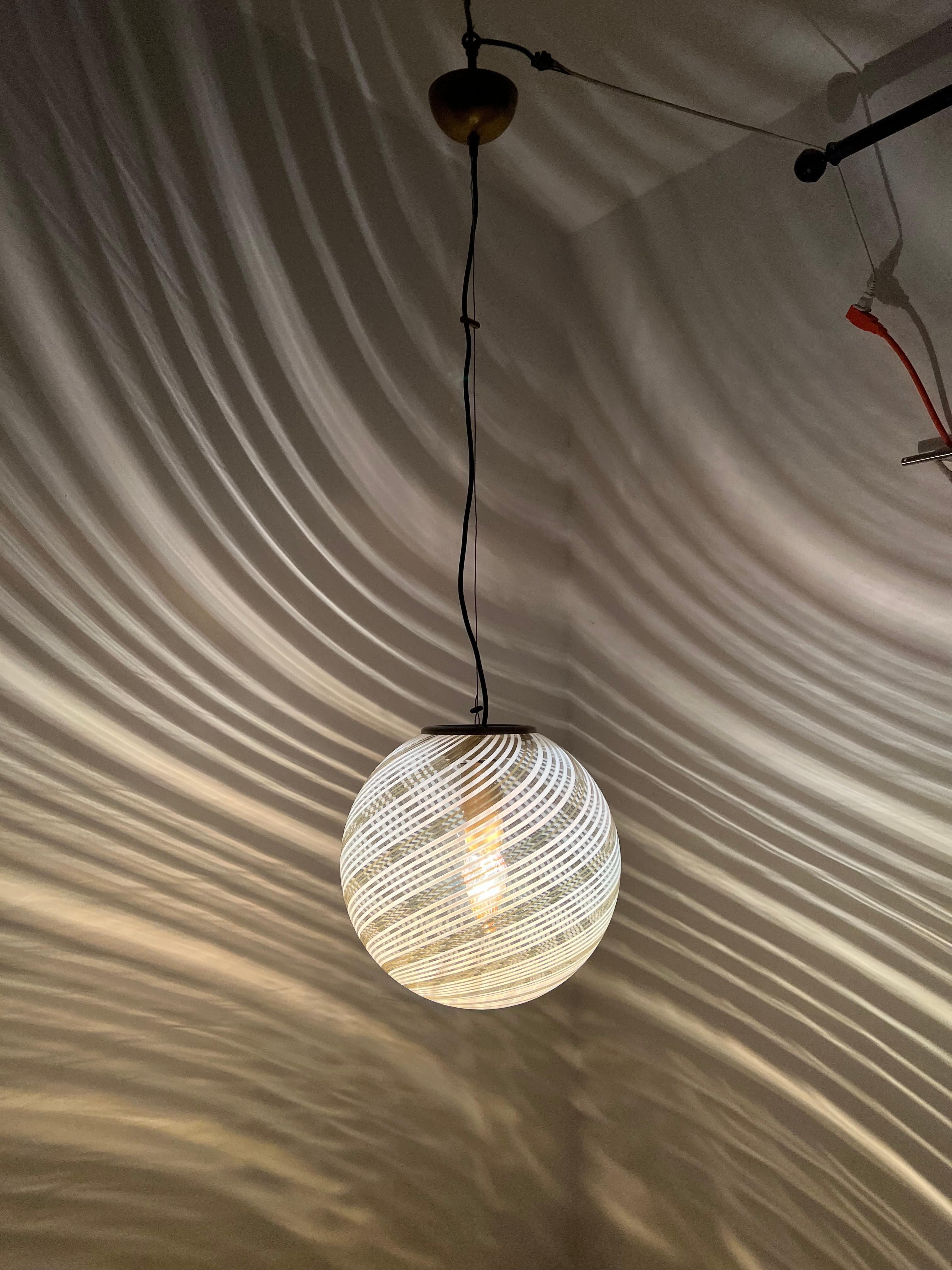 Mid-Century moderno Lampadario a sfera moderno di metà secolo in vetro di Murano di Venini, circa 1970 in vendita
