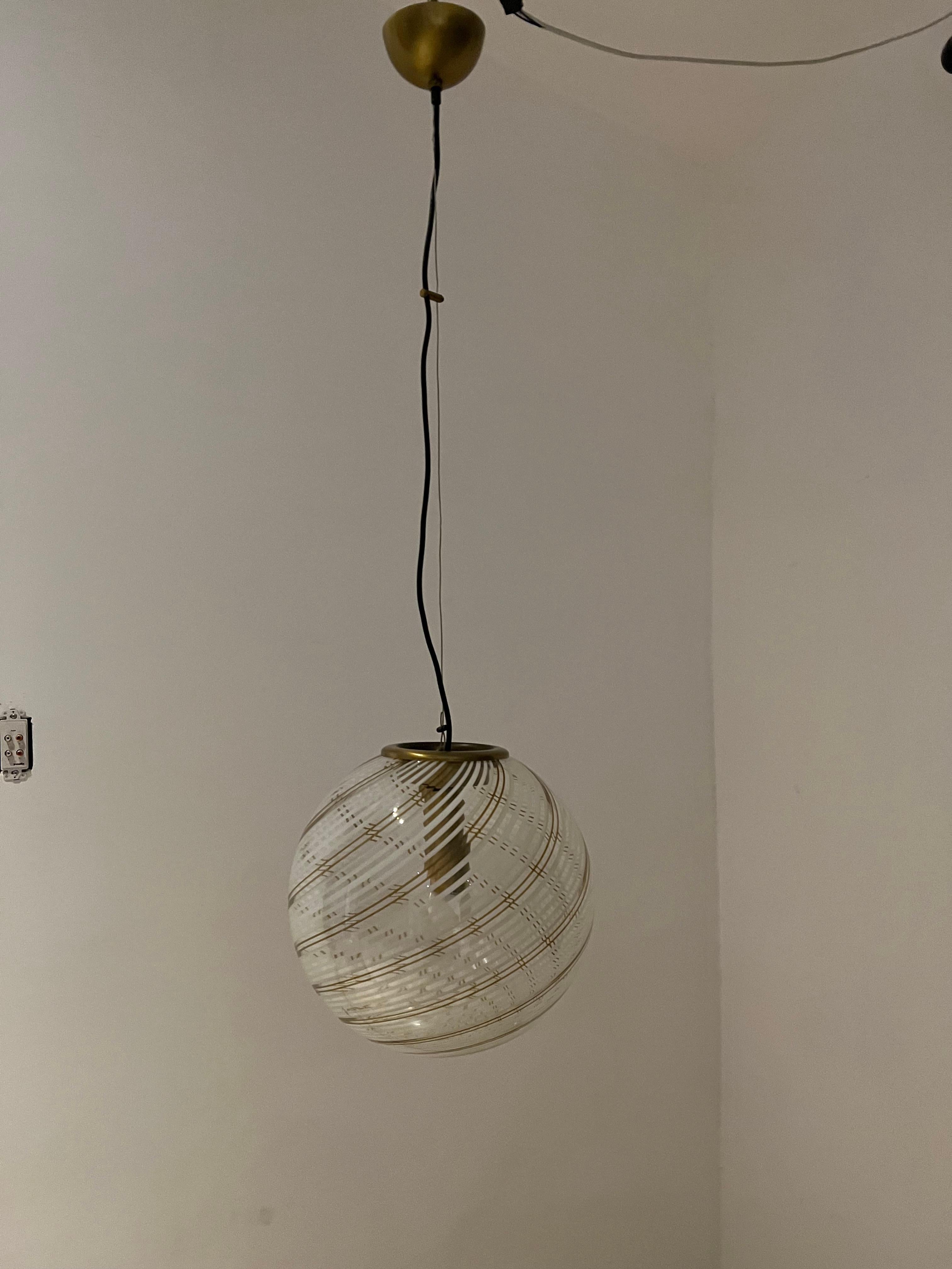 Italiano Lampadario a sfera moderno di metà secolo in vetro di Murano di Venini, circa 1970 in vendita