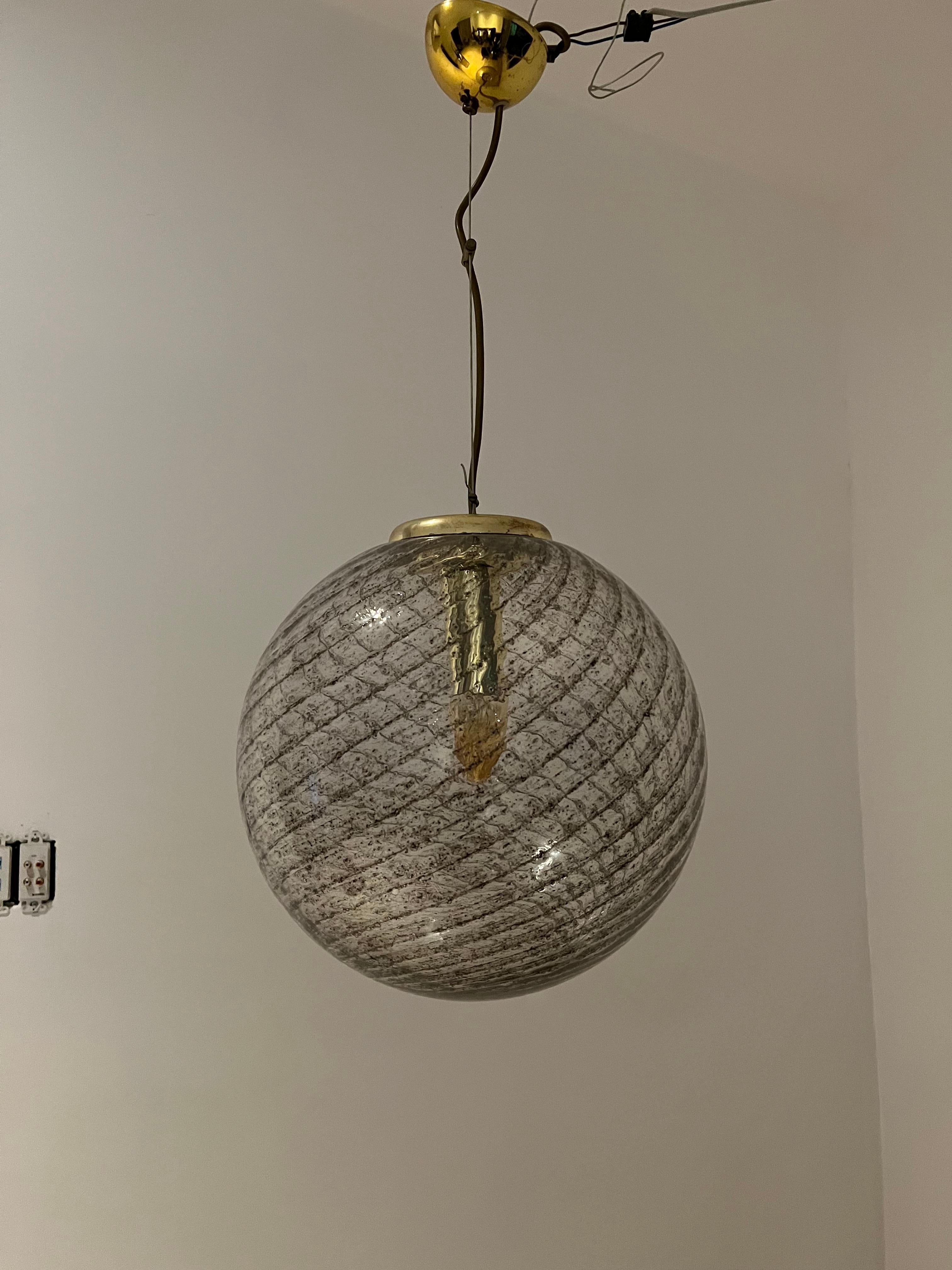 20ième siècle Lustre sphérique moderne en verre de Murano tourbillonnant, de style mi-siècle moderne, par Venini, vers 1970 en vente