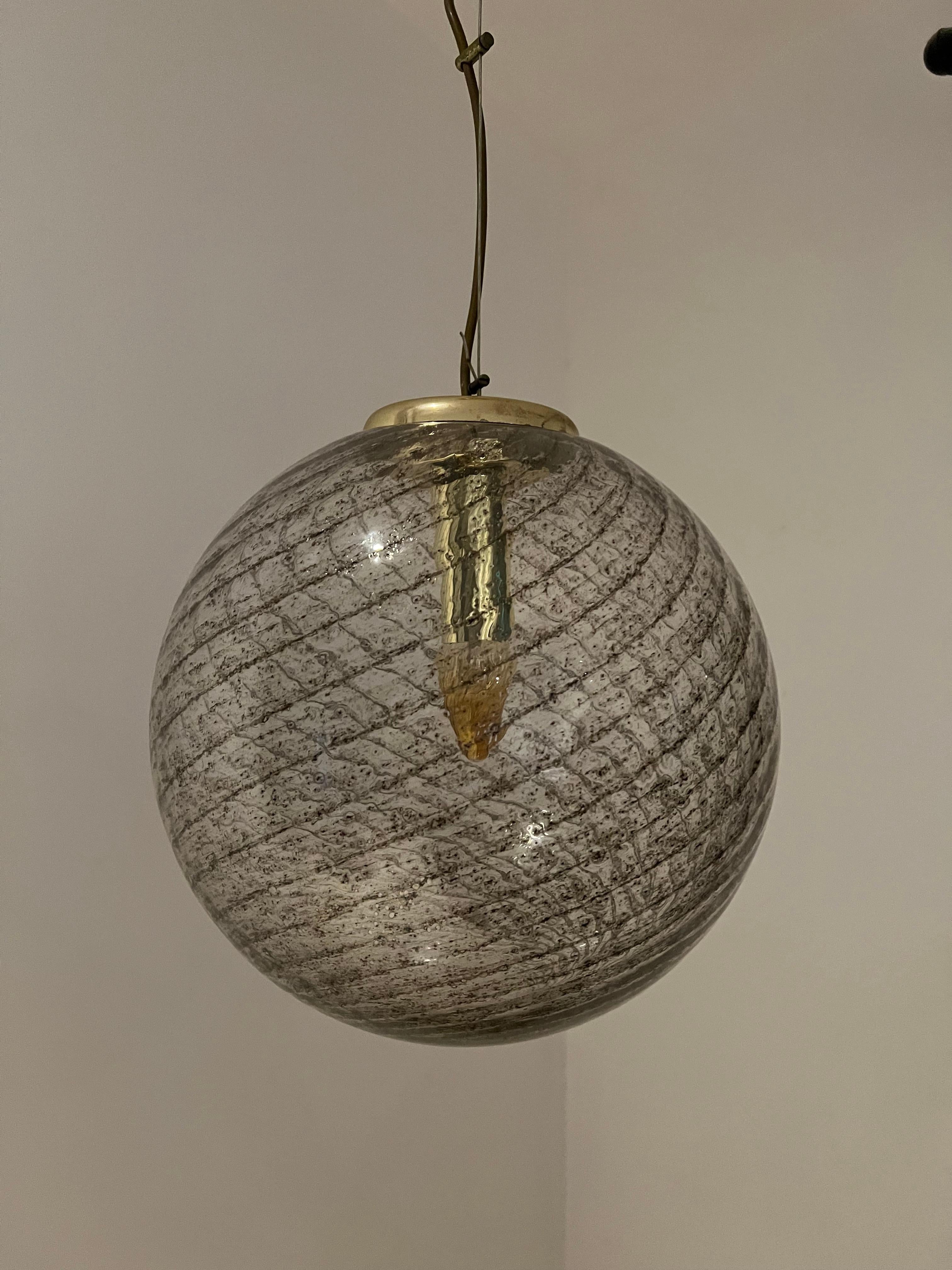 Verre brun Lustre sphérique moderne en verre de Murano tourbillonnant, de style mi-siècle moderne, par Venini, vers 1970 en vente