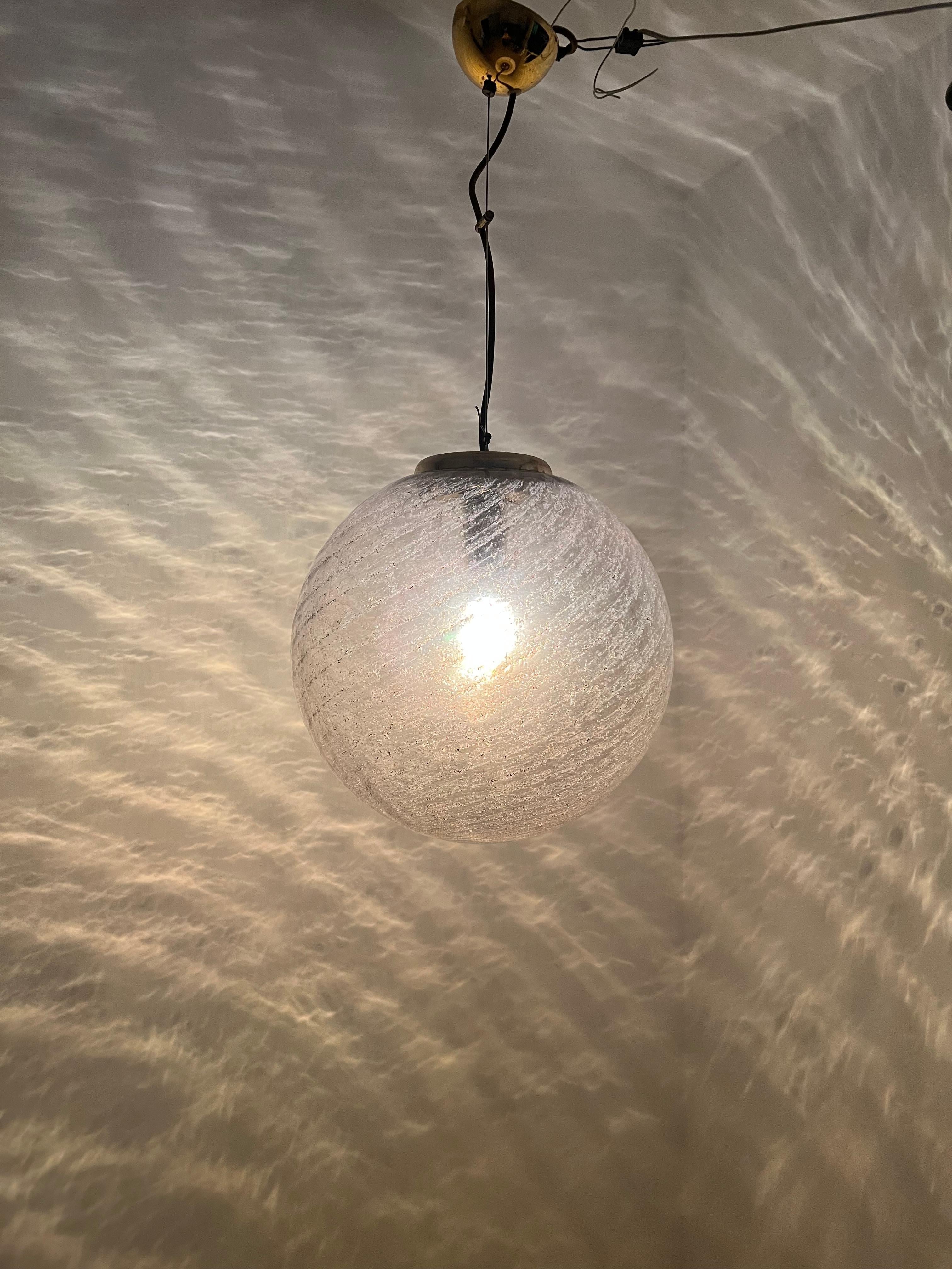 Lustre sphérique moderne en verre de Murano tourbillonnant, de style mi-siècle moderne, par Venini, vers 1970 en vente 1