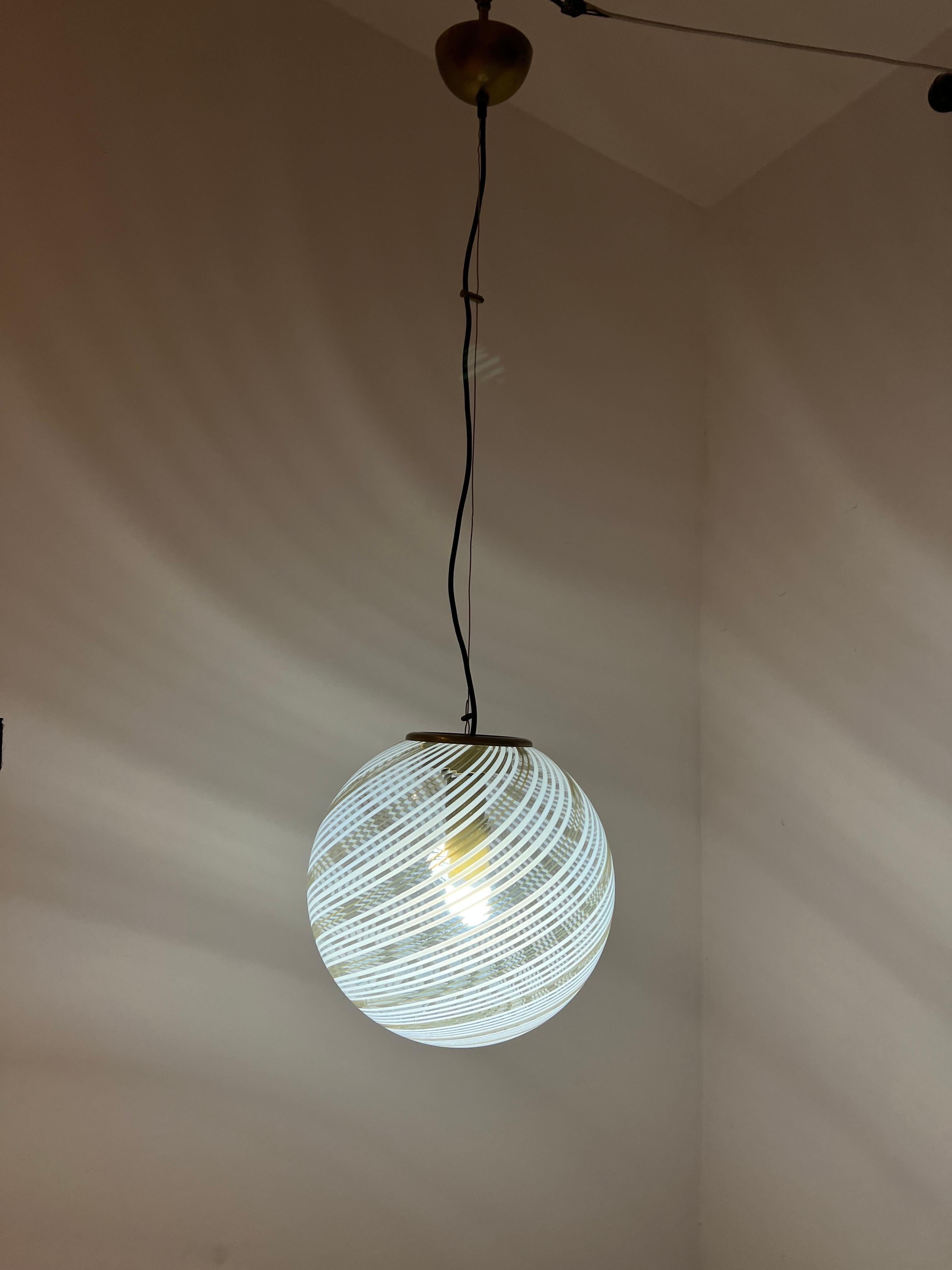 Lampadario a sfera moderno di metà secolo in vetro di Murano di Venini, circa 1970 in vendita 2