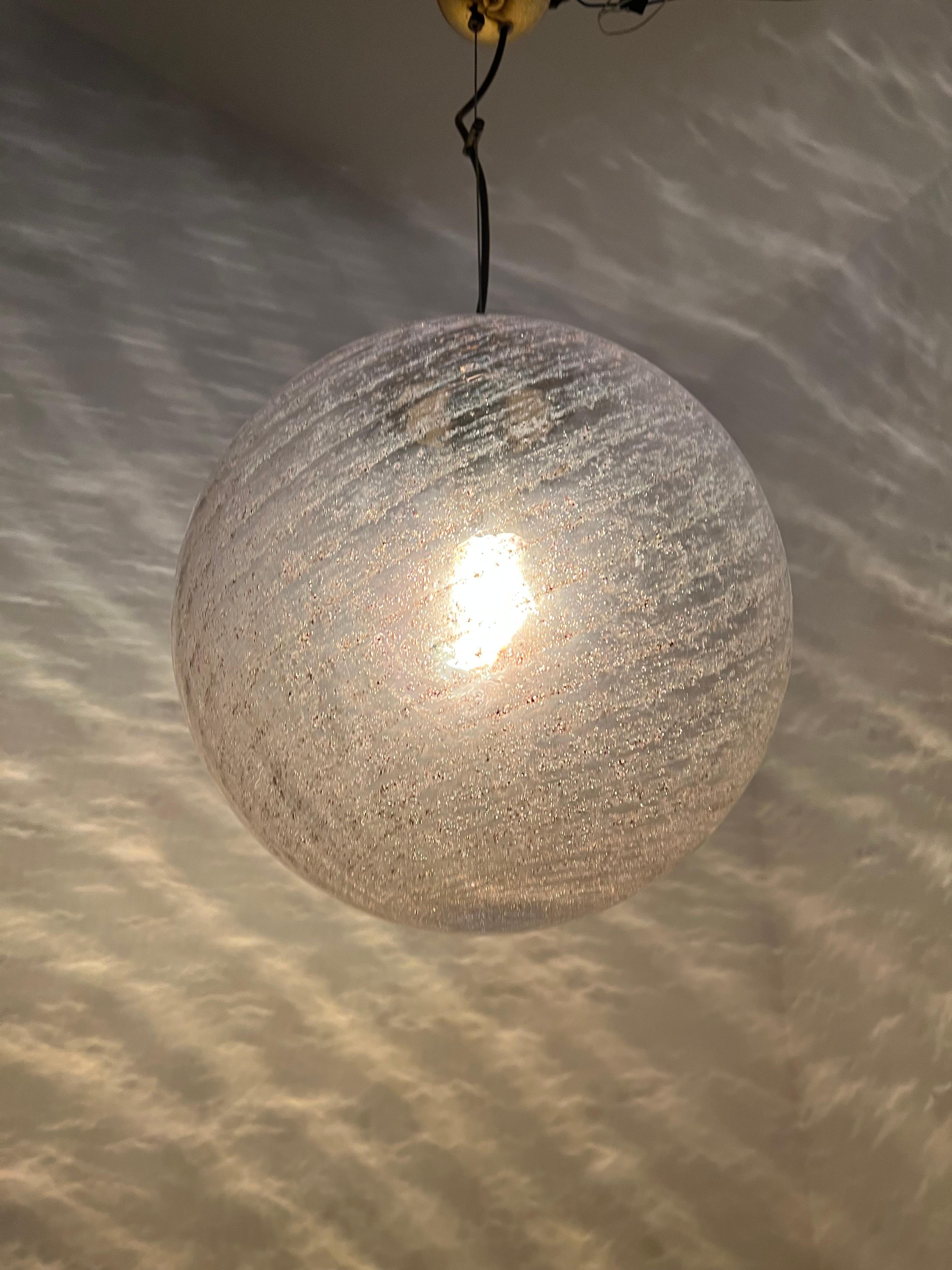 Lustre sphérique moderne en verre de Murano tourbillonnant, de style mi-siècle moderne, par Venini, vers 1970 en vente 2