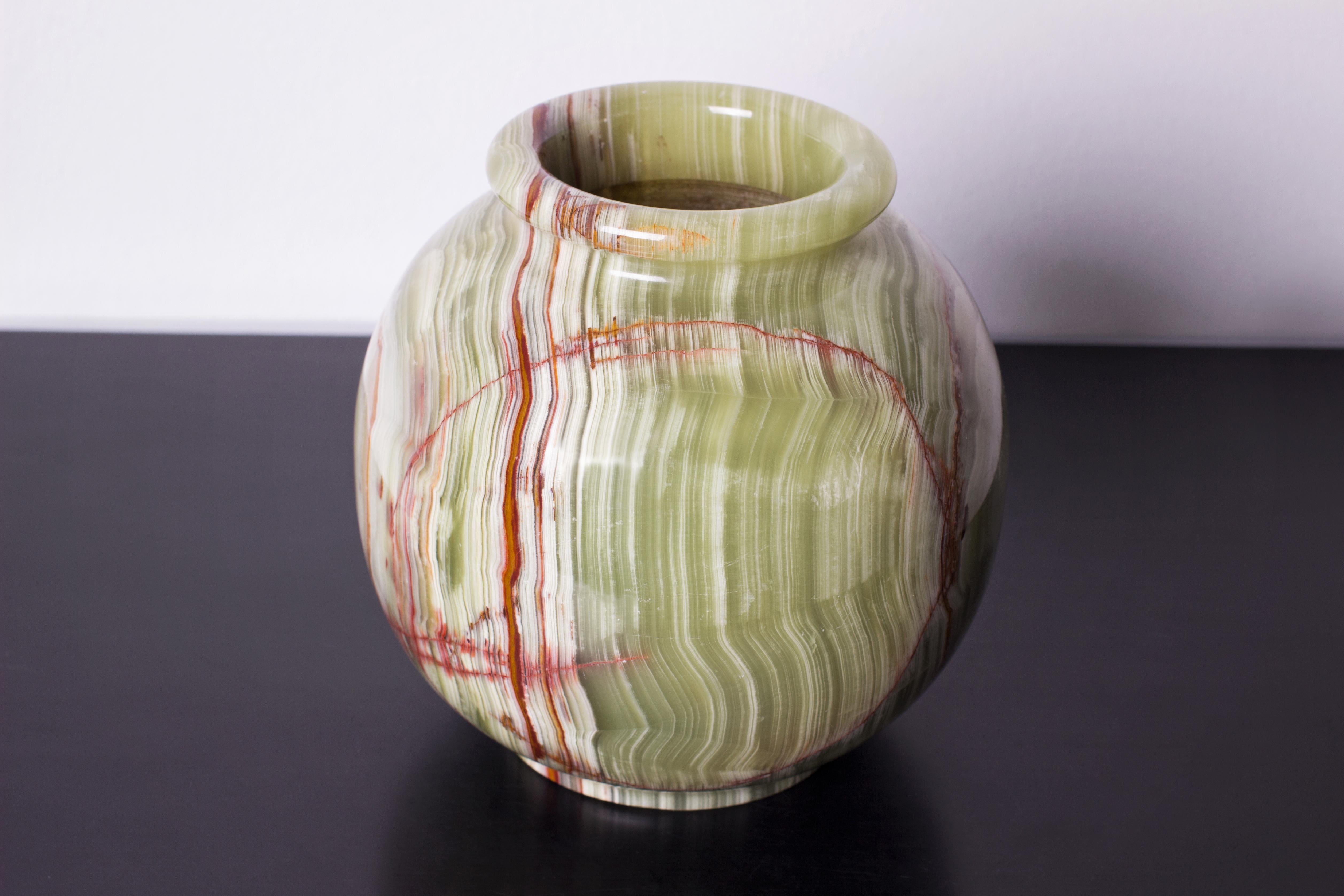 Mid-Century Modern Spherical Green Onyx Vase In Good Condition For Sale In Grand Cayman, KY