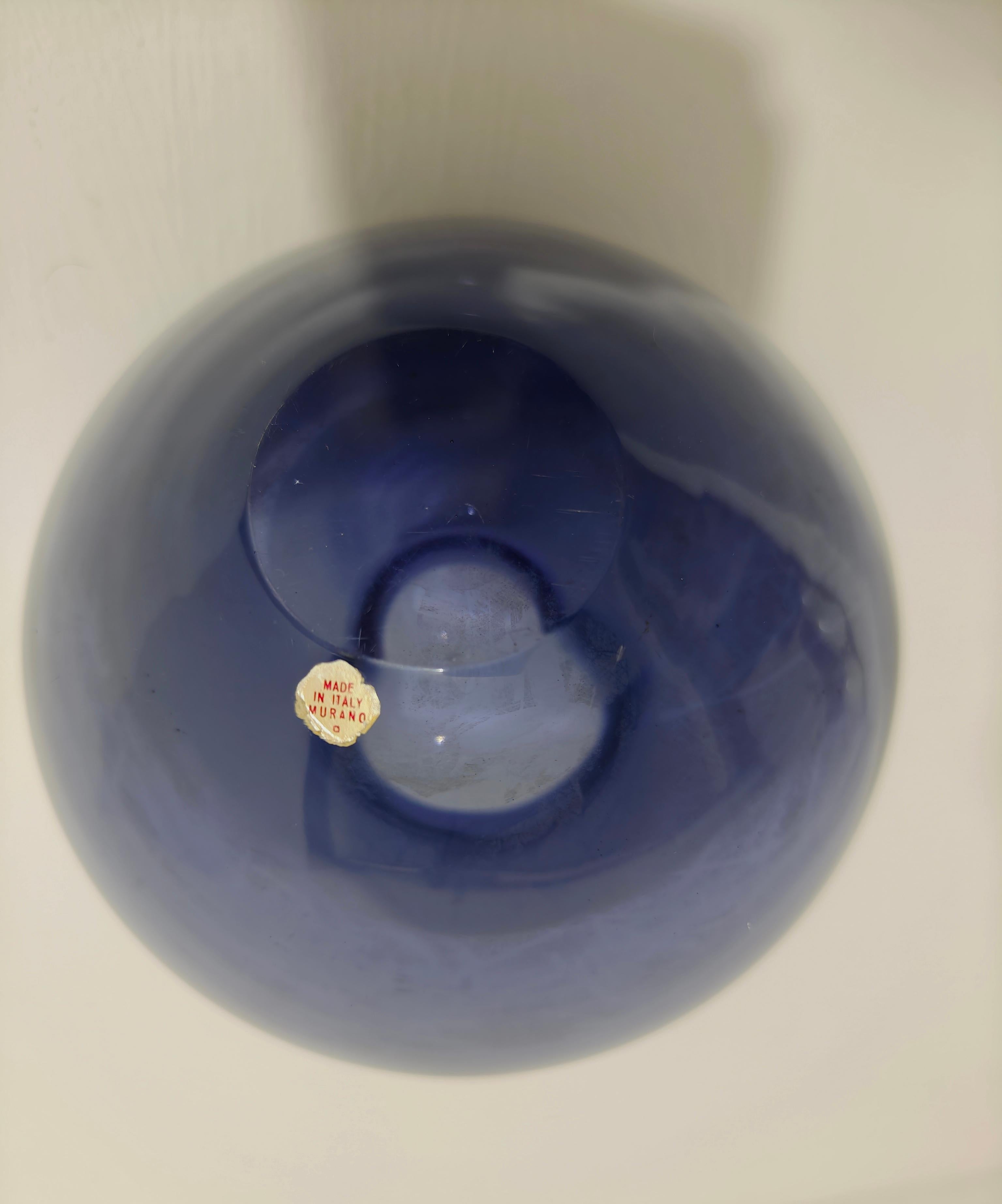 Made of Murano glass, dark blue tones, this vase of considerable thickness is an Italian production of the 60s. Spherical shape, with a flat circular mouth. Please watch the video and photos carefully, thank you.

Weight: 3,900 Kg
Mouth diameter: 10