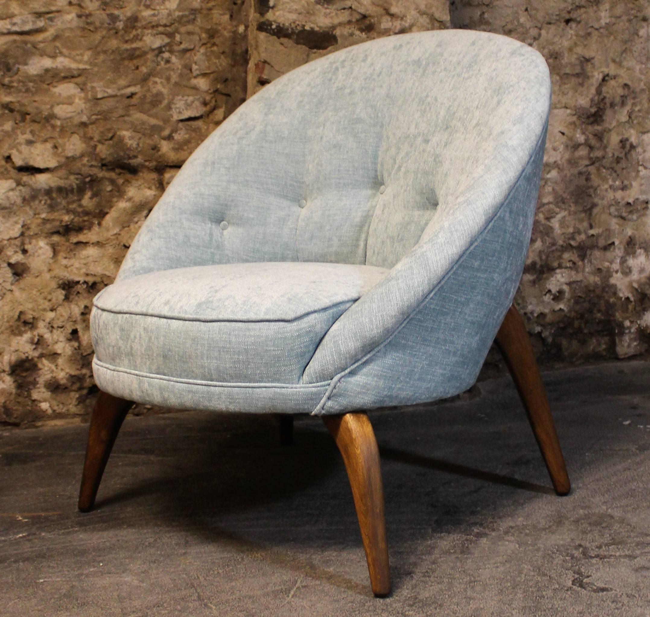Newly upholstered Mid-Century Modern spider leg chair in the style of Jean Royère. This chair feature sculpted walnut legs and a button tuft back. 

 
