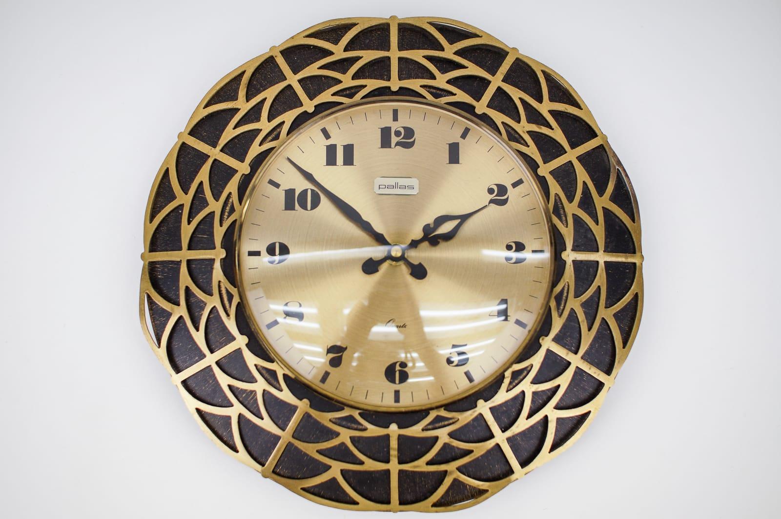Stunning sunburst wall clock made of brass, metal and glass. 

An eye catcher par excellence.

Made in Germany.

Electric, battery operated clock.
