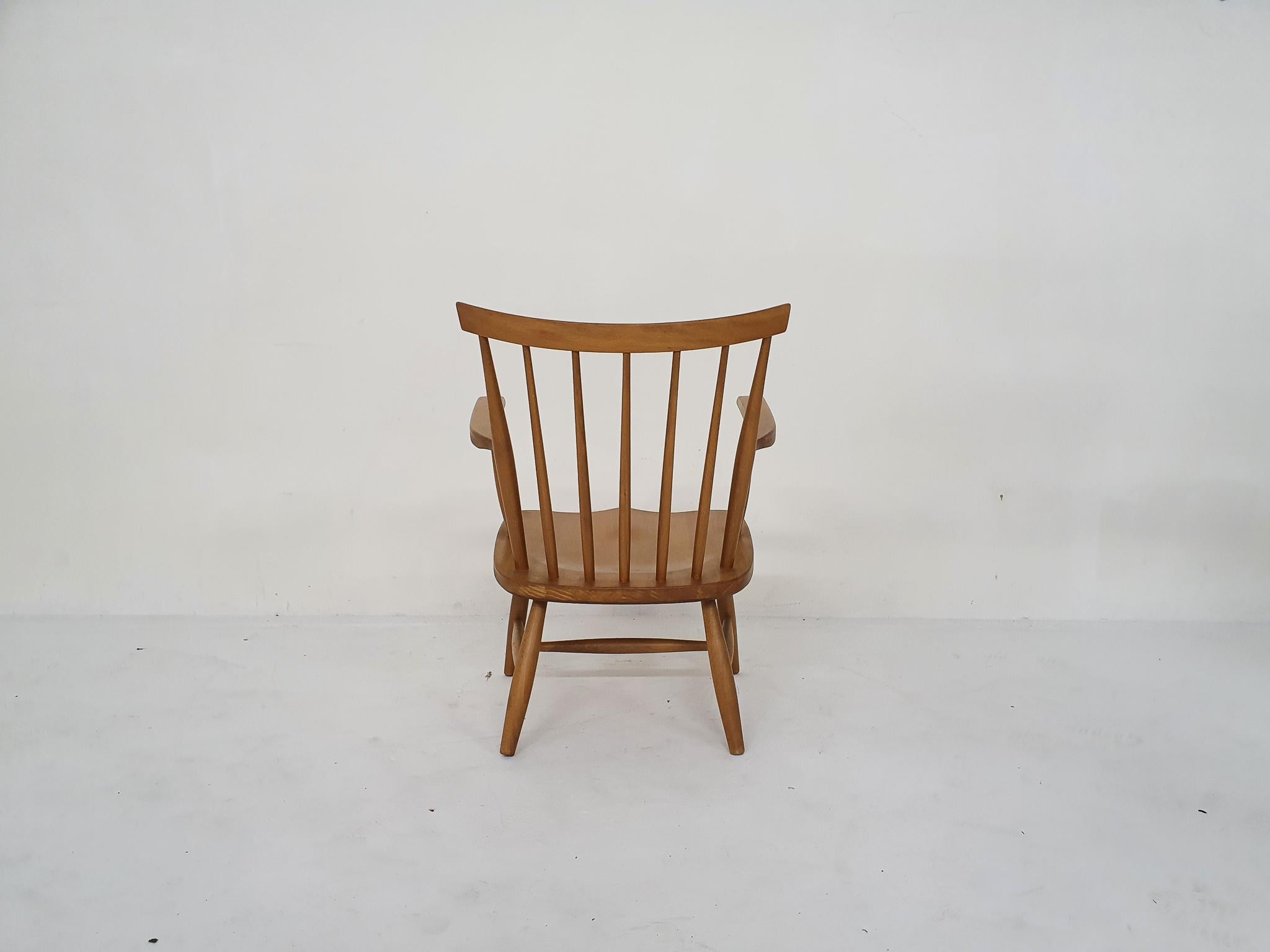 Scandinavian Modern Mid-Century Modern Spindle Back Arm Chair, by Gelderland, the Netherlands 1960's For Sale