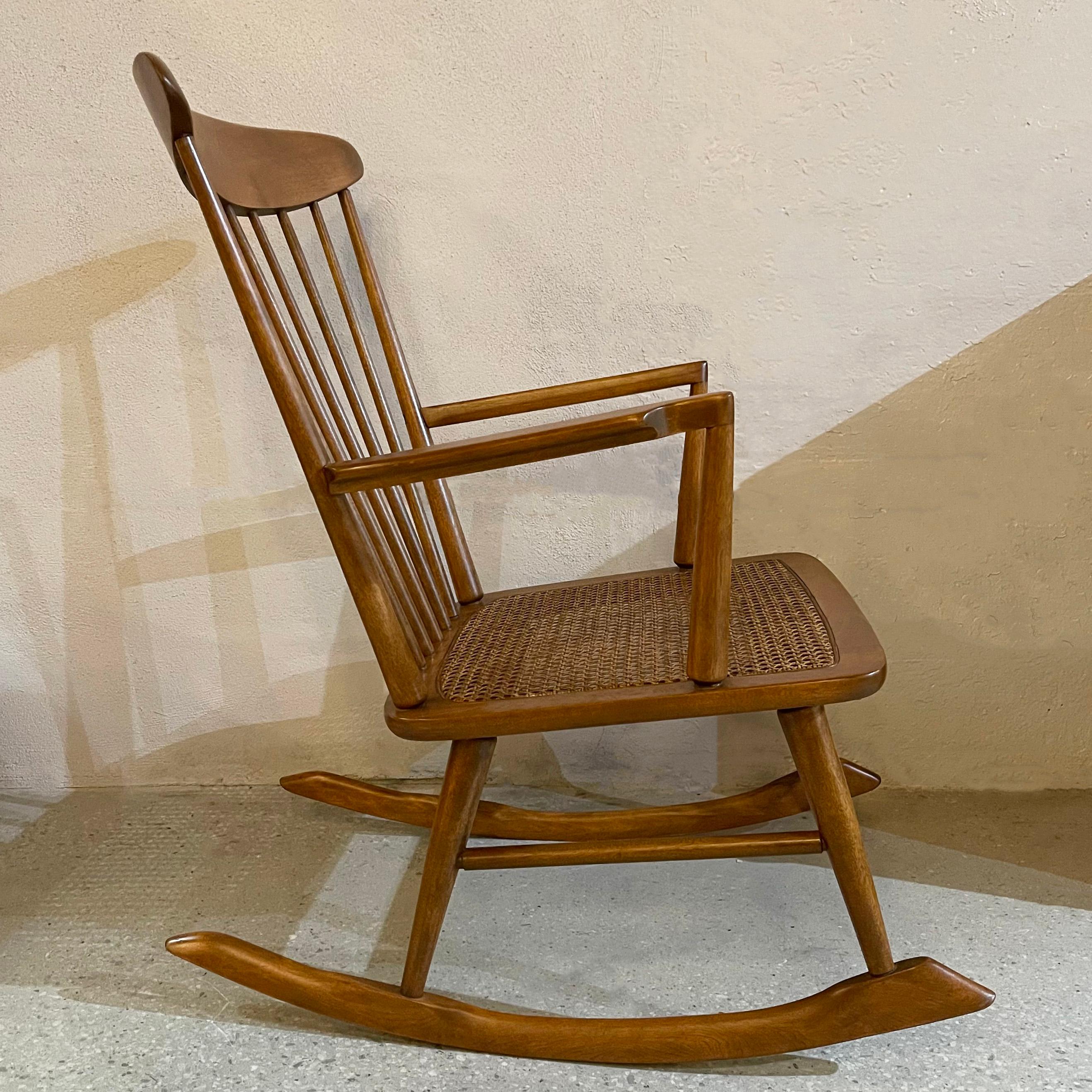 Mid-Century Modern Spindle Back Cane Seat Schaukelstuhl (amerikanisch) im Angebot