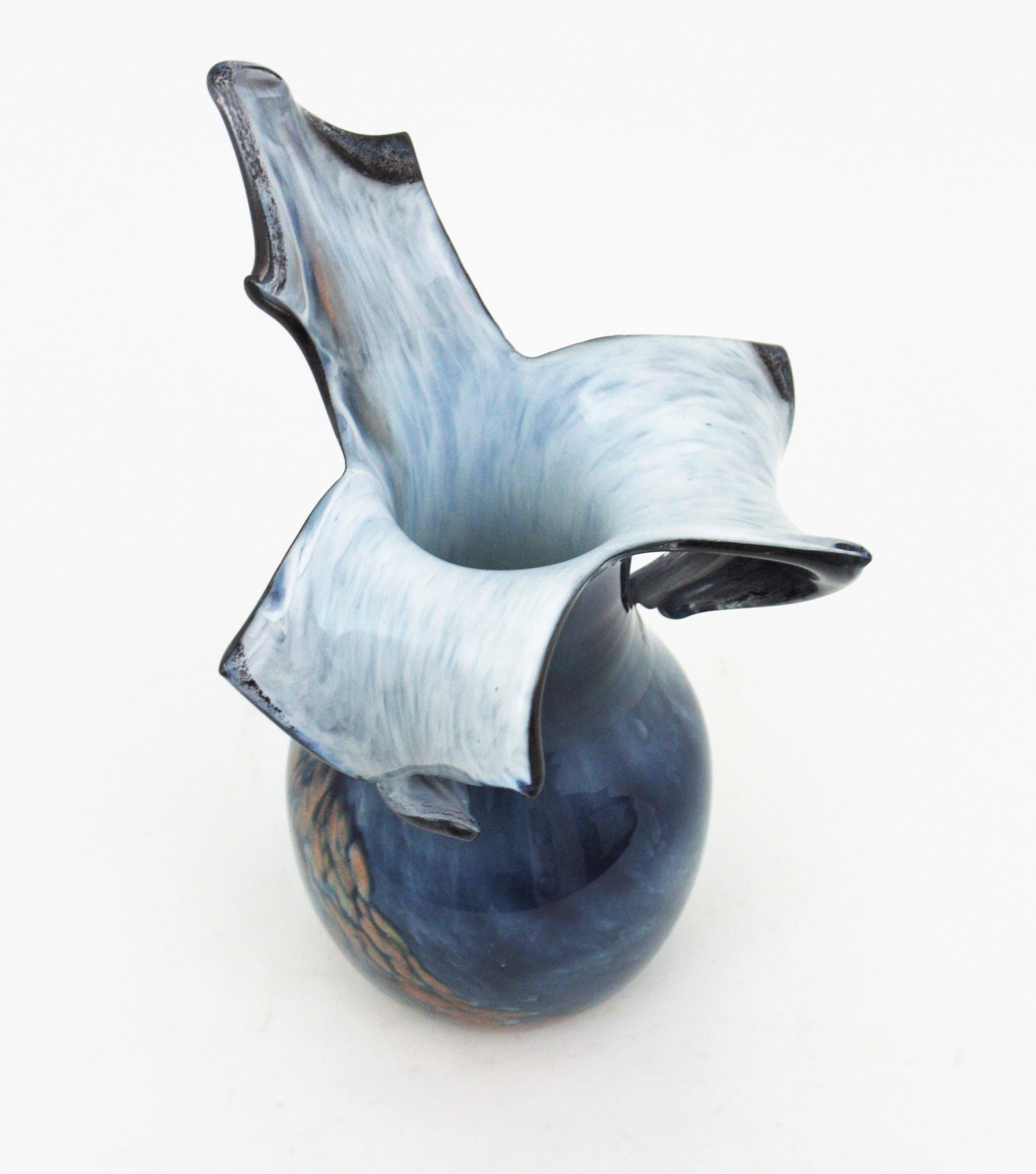 Vase en verre d'art bleu tacheté avec mouchetures de cuivre The Moderns en vente 2