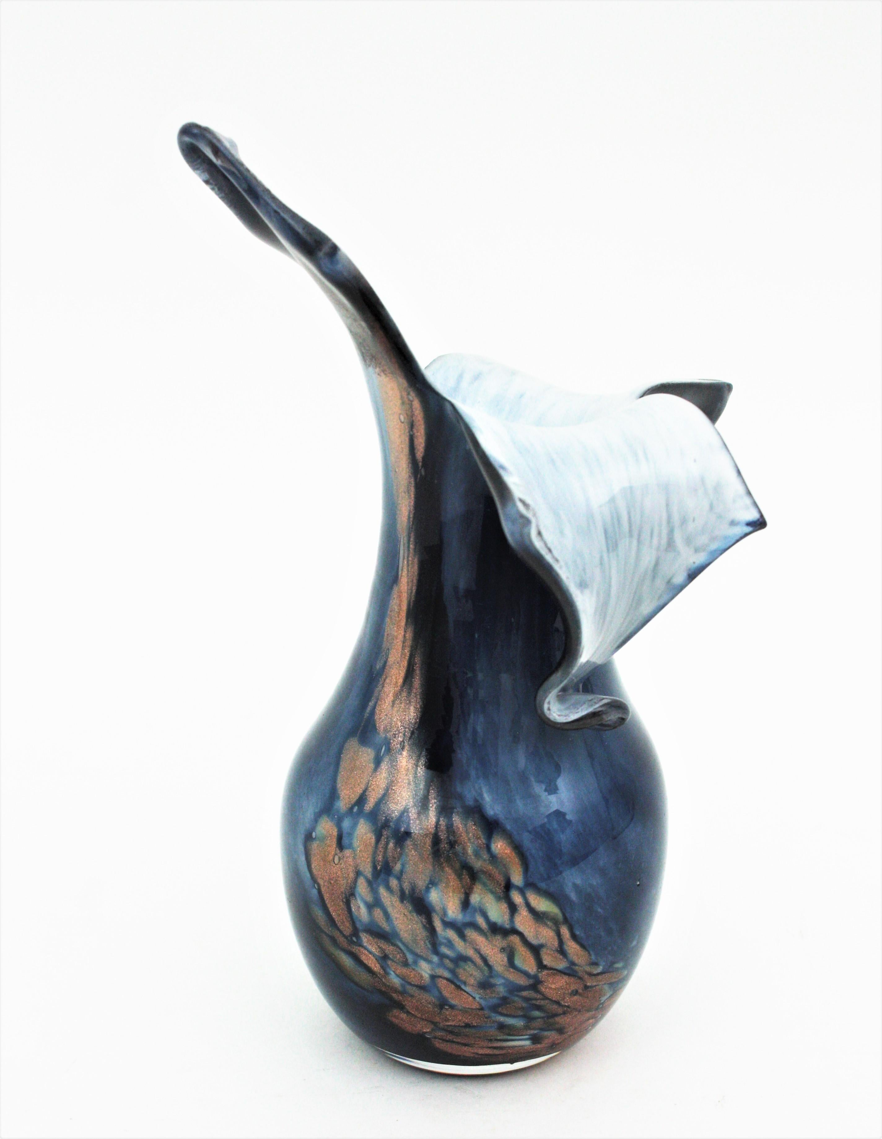 Joli vase en verre d'art soufflé à la main avec des mouchetures d'aventurine en cuivre. Italie, années 1960
Design/One en verre bleu sur verre blanc tacheté de mouchetures d'aventurine cuivrée.
Un sommet qui attire l'attention, dans une forme libre