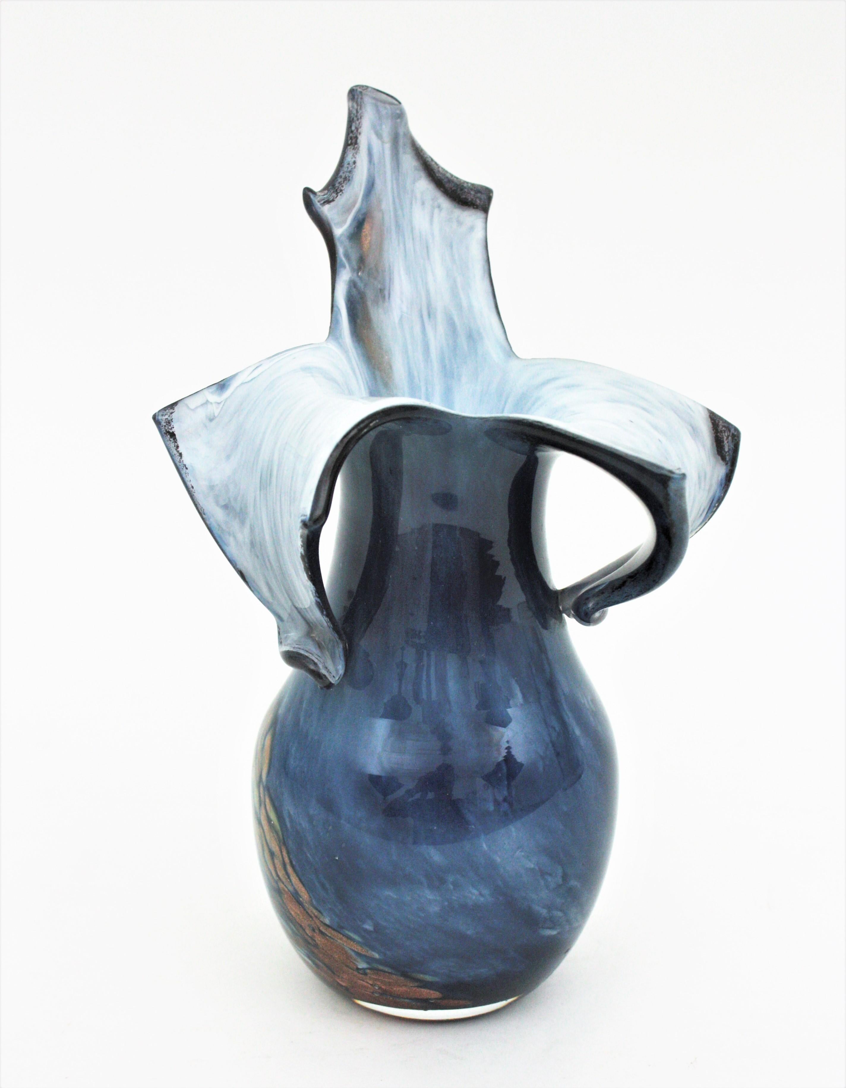 Européen Vase en verre d'art bleu tacheté avec mouchetures de cuivre The Moderns en vente