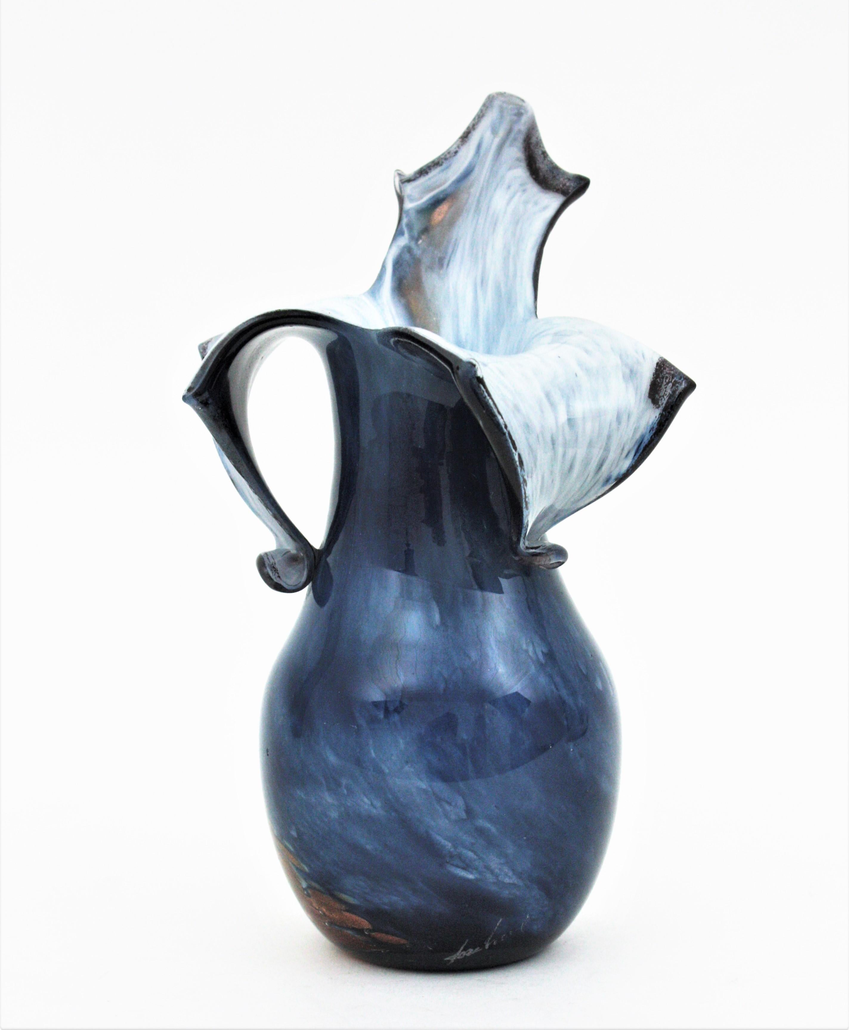 Fait main Vase en verre d'art bleu tacheté avec mouchetures de cuivre The Moderns en vente